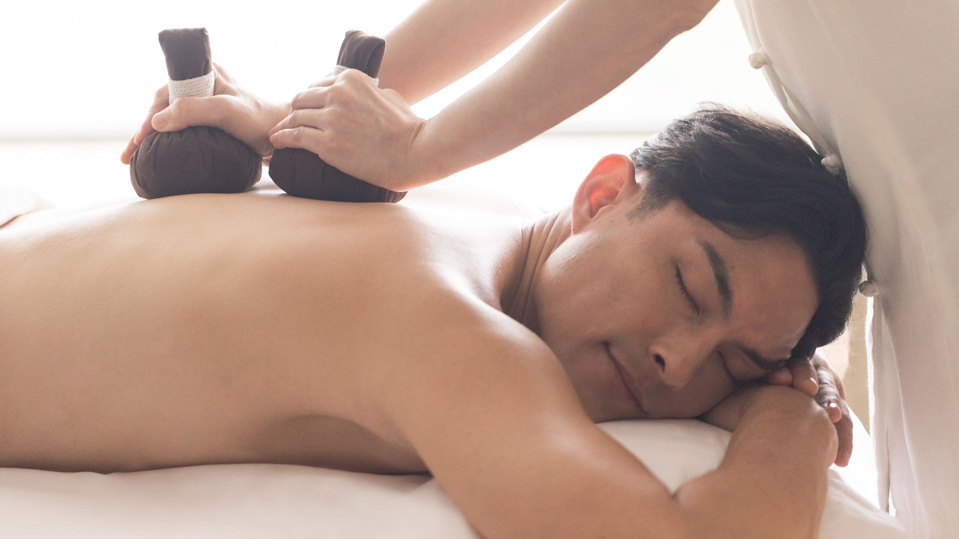Hyatt Regency Hong Kong, Sha Tin Male Enjoying Melo Signature Massage