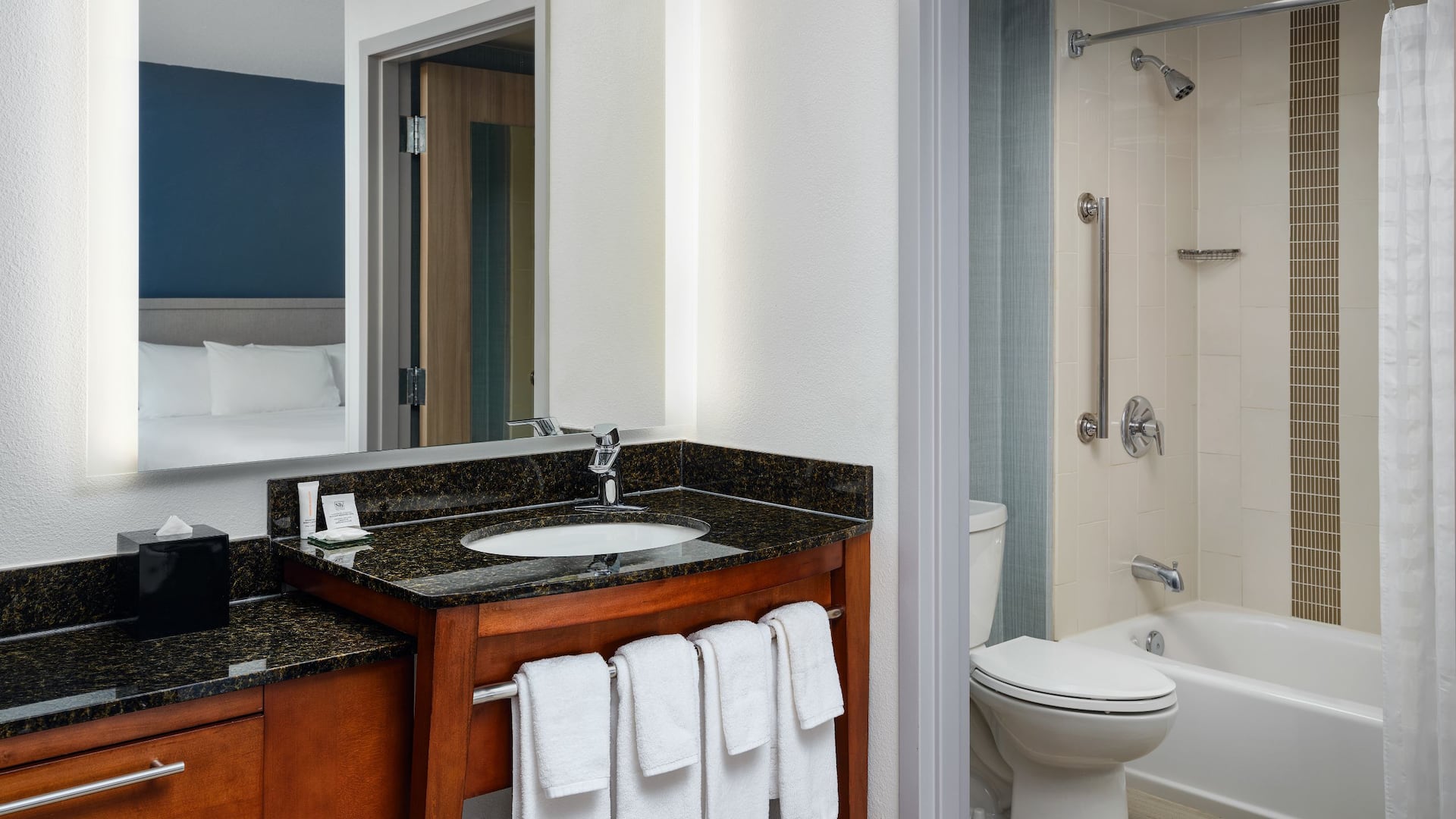 Hyatt Place Charlotte Airport / Billy Graham Parkway Two Double Beds Bathroom