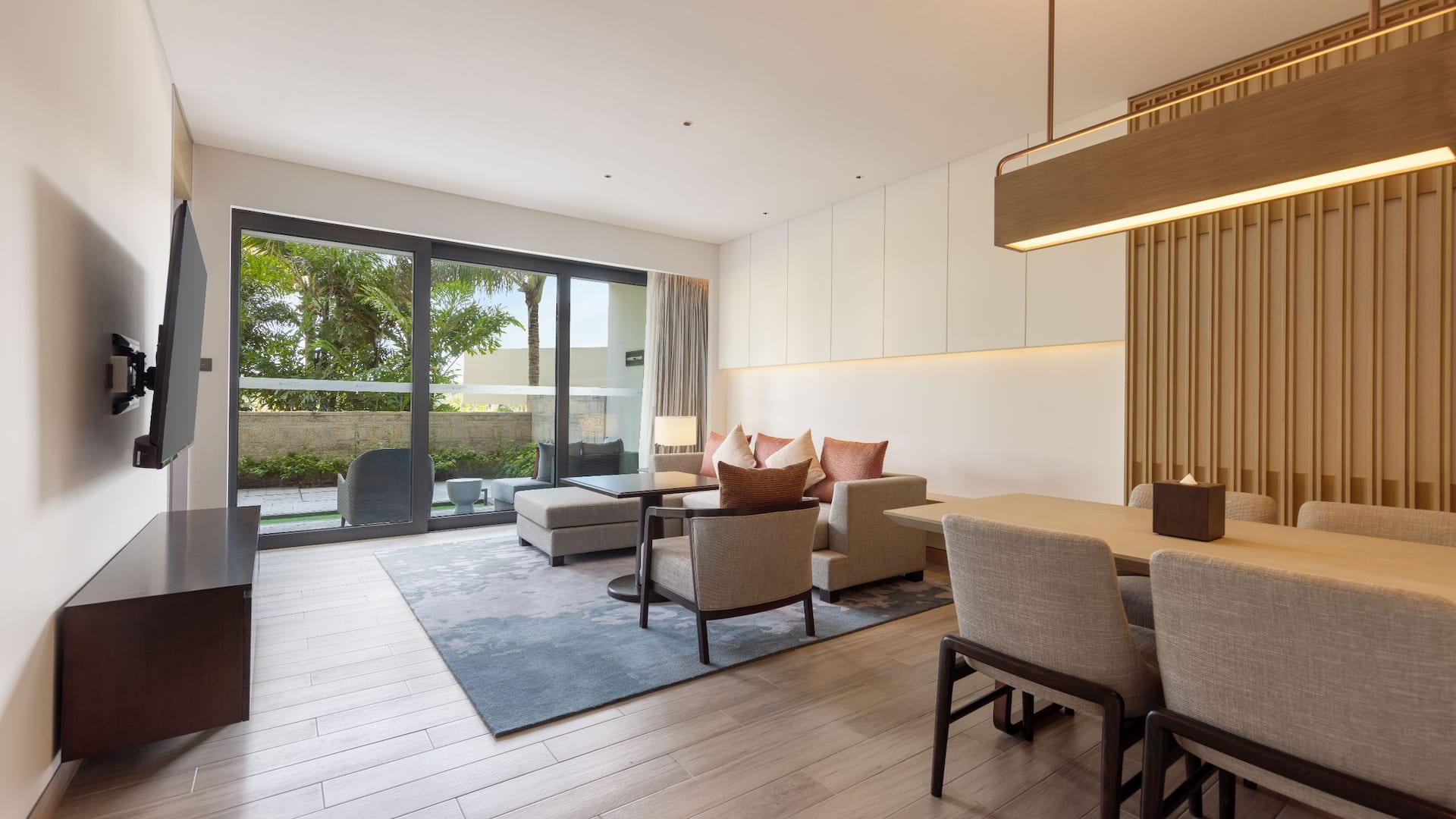 Hyatt Regency Sanya Tianli Bay Family Suite With Courtyard and Living Room