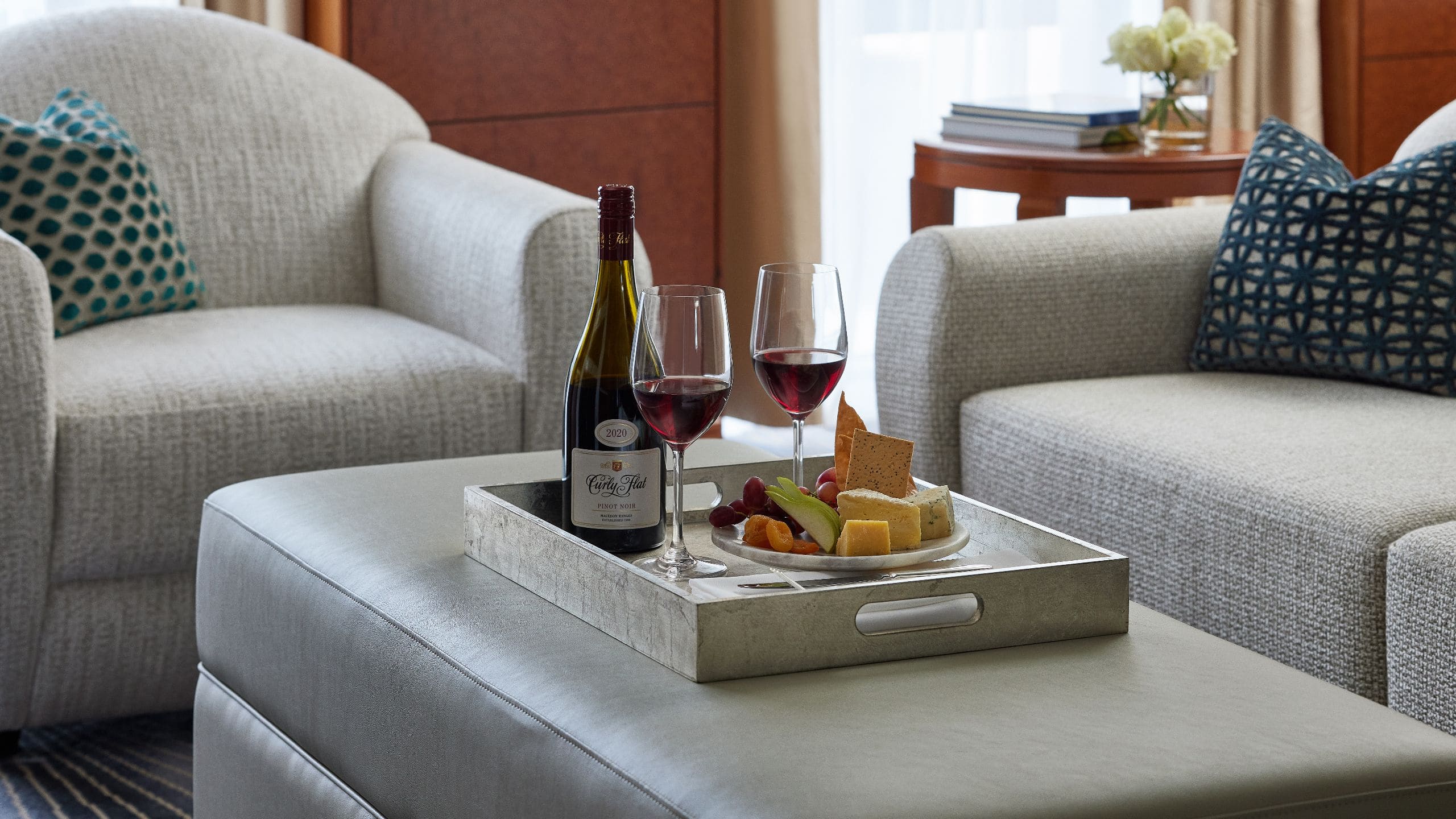 第 3，共 5 Park Hyatt Melbourne Guestroom Wine And Cheese