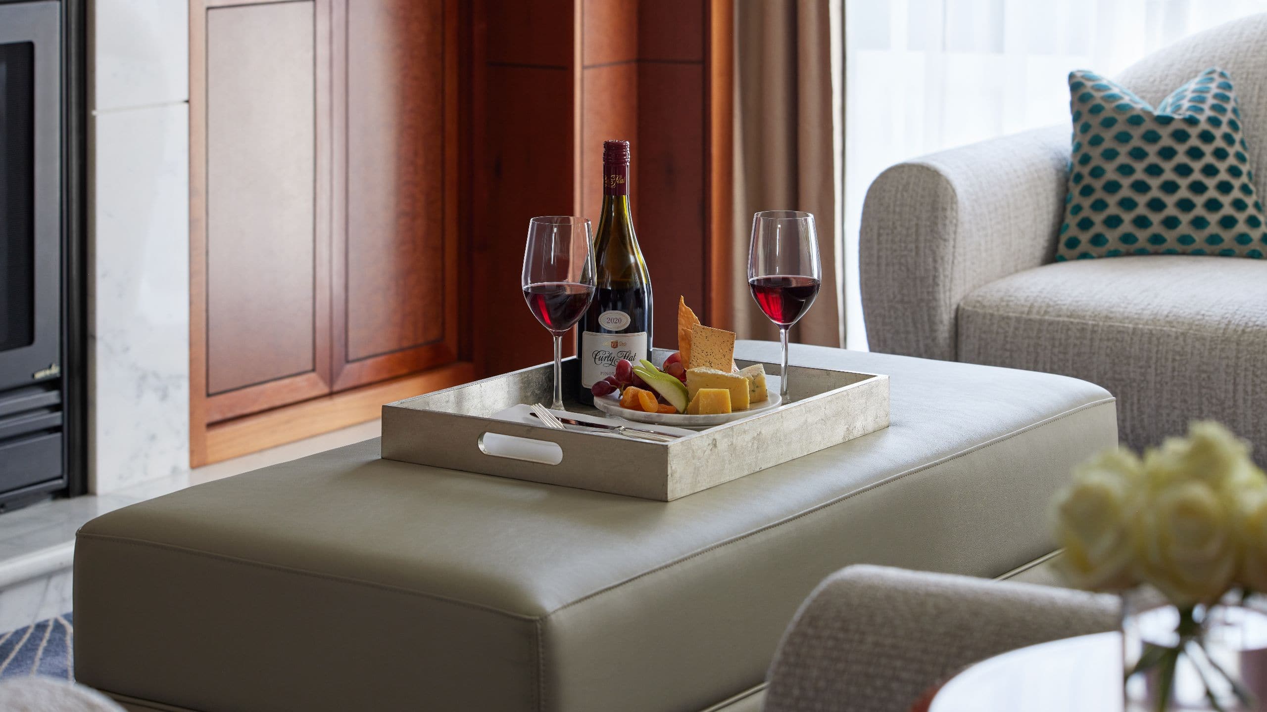 第 6，共 6 Park Hyatt Melbourne Guestroom Wine And Cheese Tray
