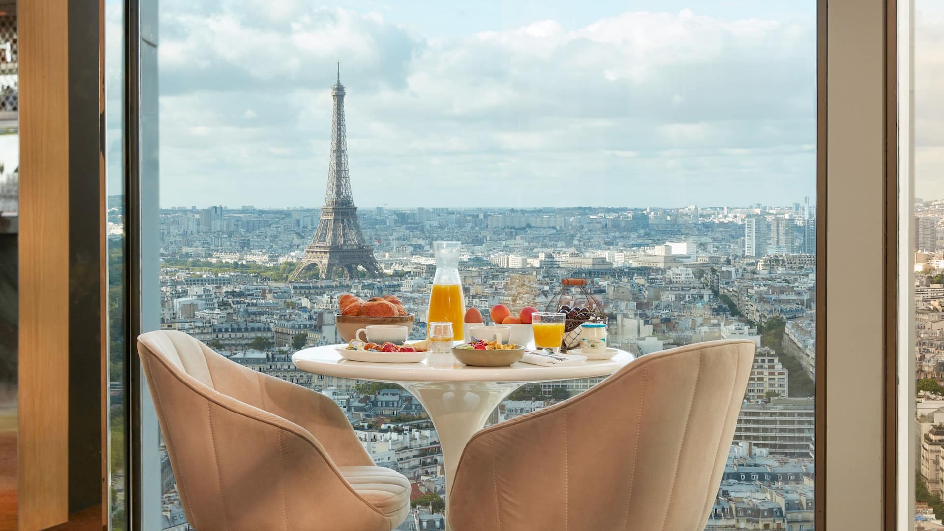 Hyatt Regency Paris Étoile Regency Club Clear Eiffel Tower