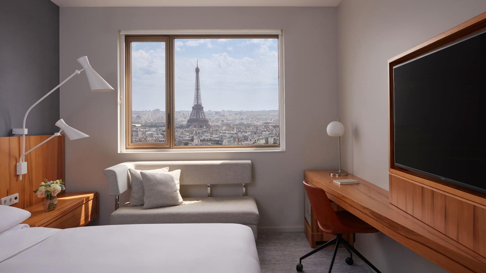 2 de 6 Hyatt Regency Paris Étoile Eiffel Tower Suite Bedroom