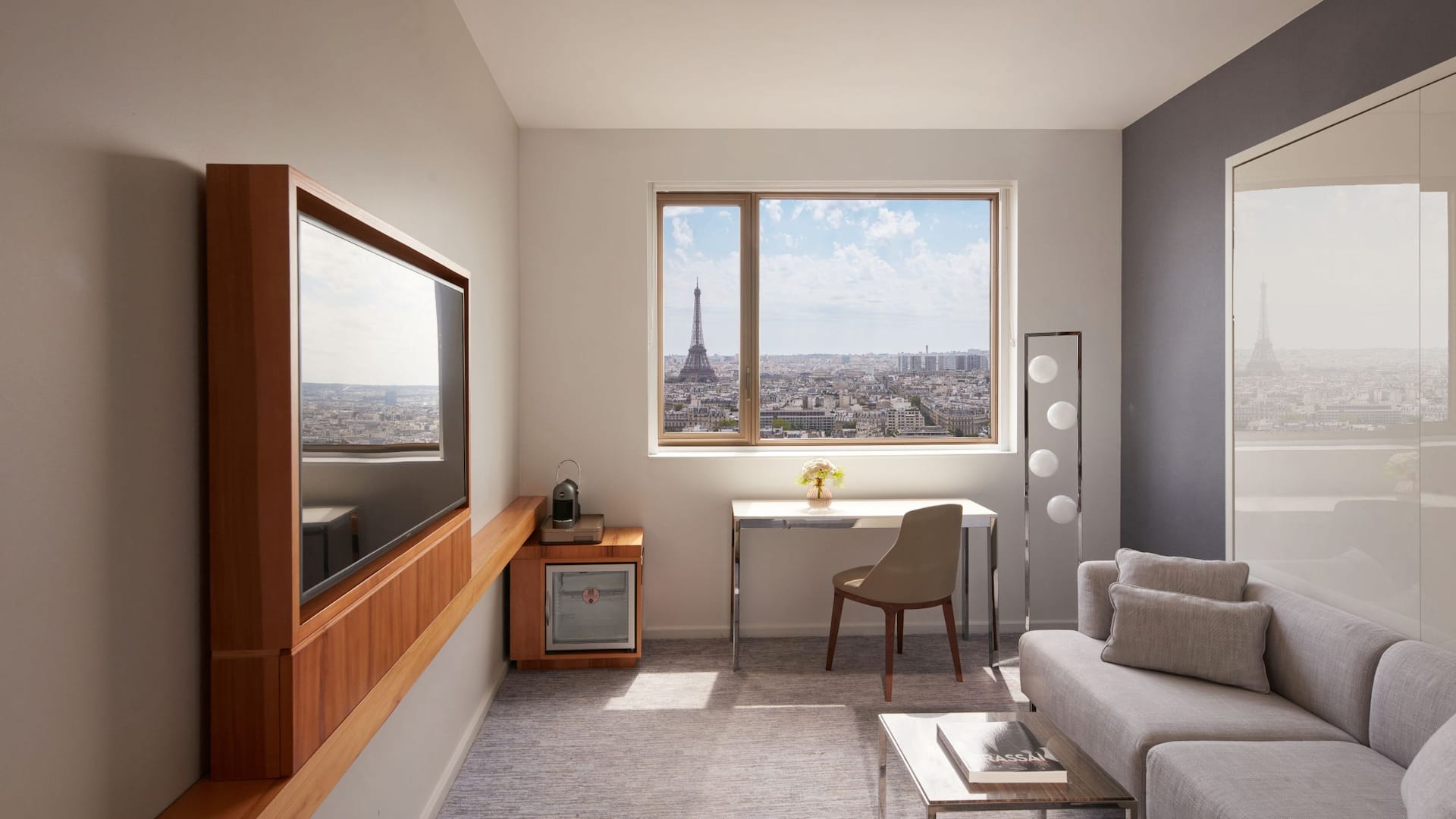 3 de 6 Hyatt Regency Paris Étoile Eiffel Tower Suite Overview Living Room Overview