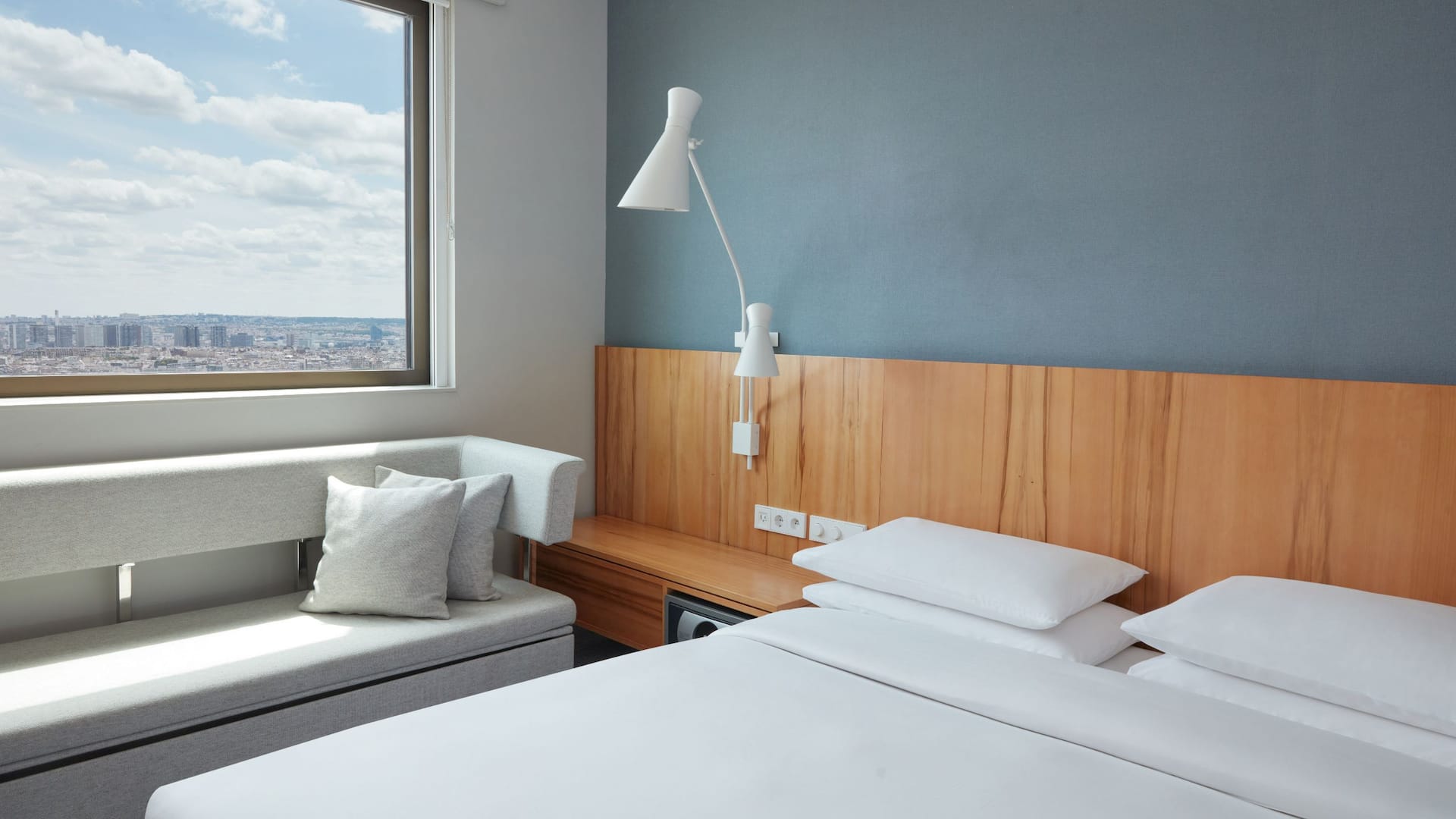 4 de 5 Hyatt Regency Paris Étoile King Bed Eiffel Tower View Club Access Focus