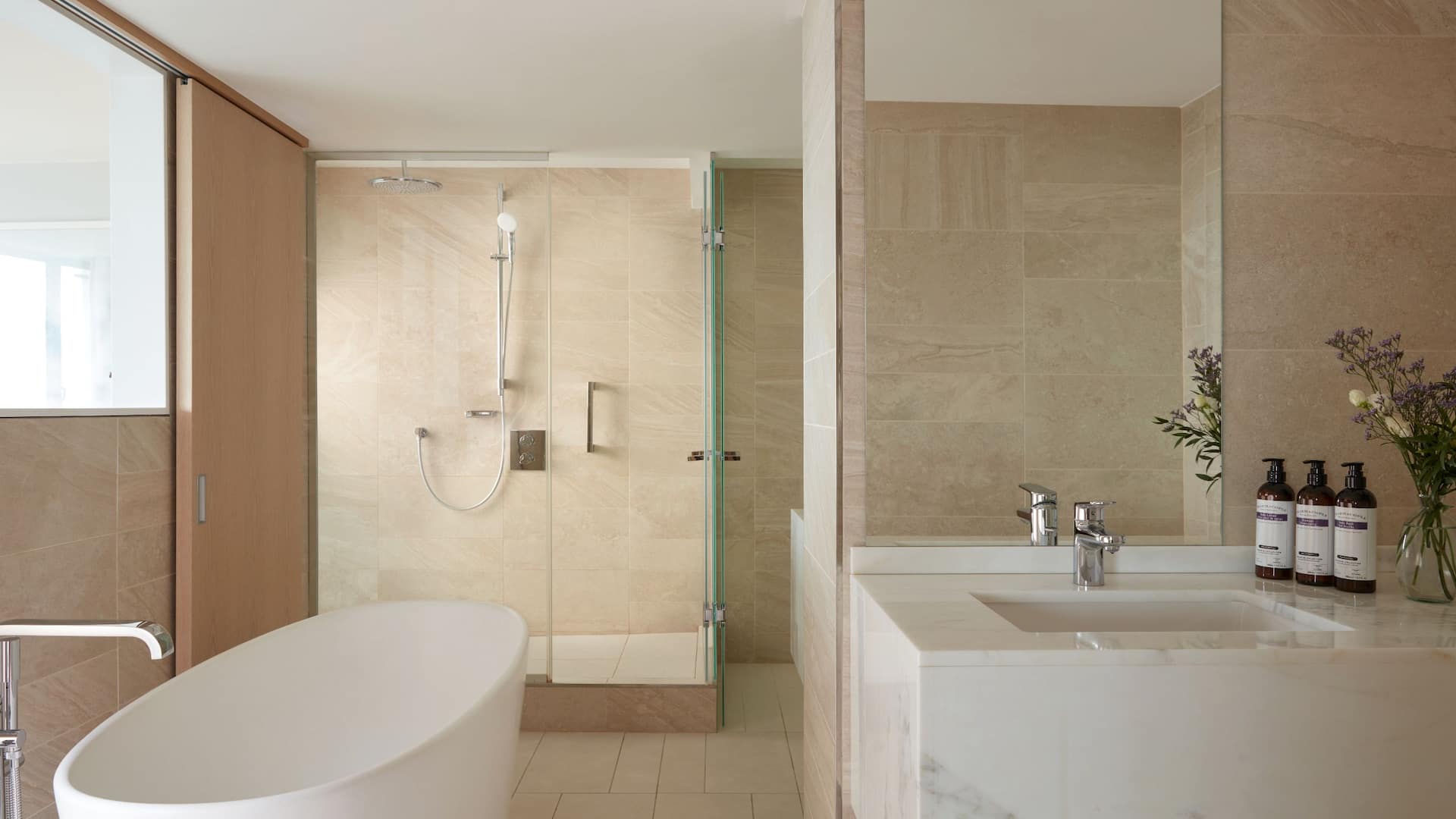 3 de 7 Hyatt Regency Paris Étoile Presidential Suite Bathroom