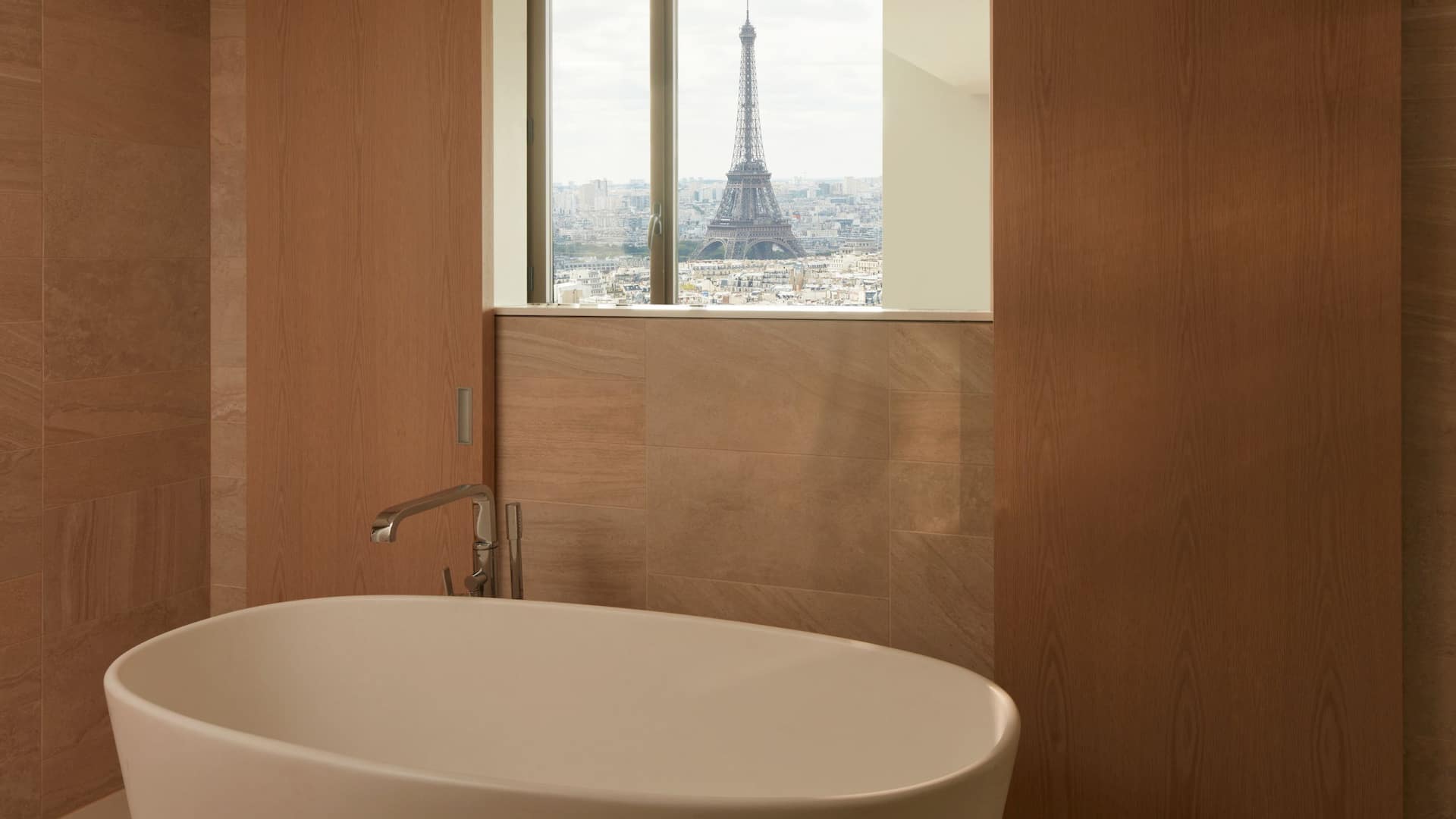 5 de 7 Hyatt Regency Paris Étoile Presidential Suite Bathtub