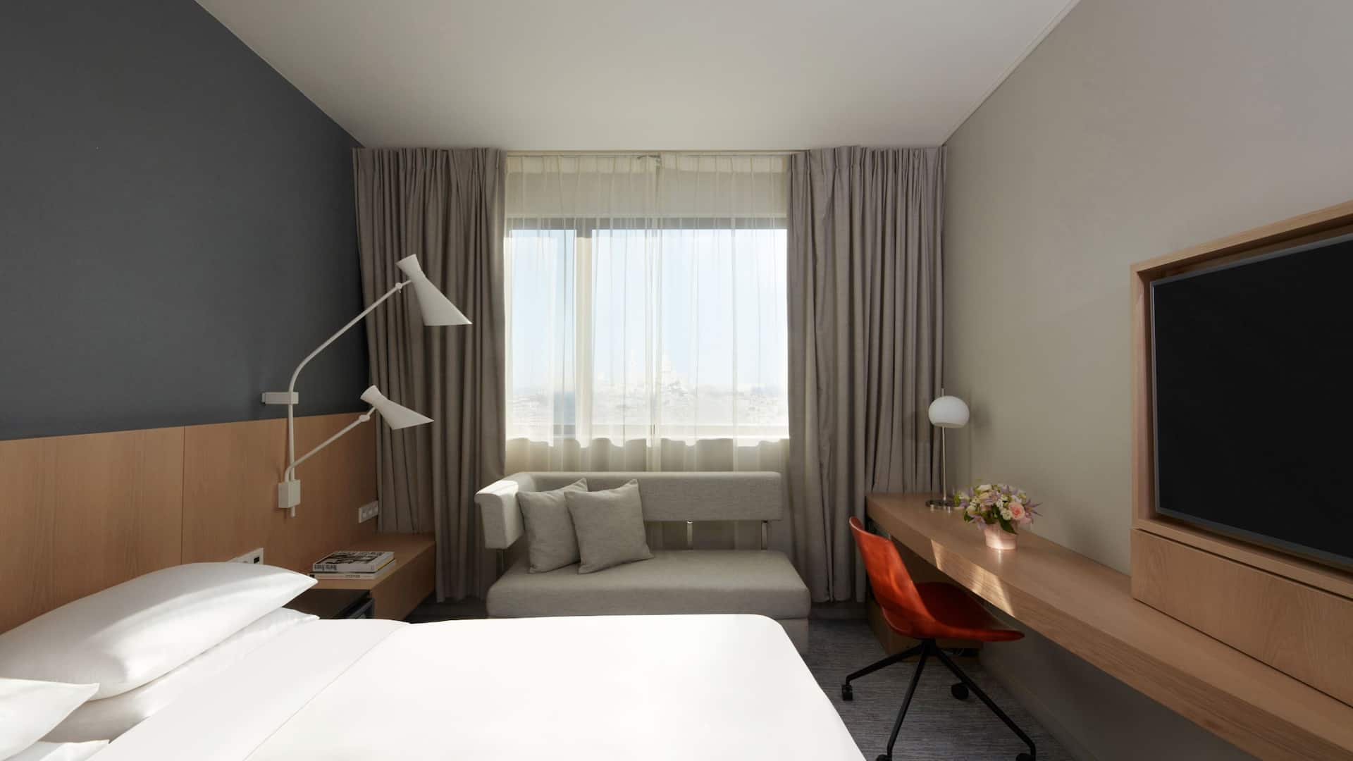 7 de 9 Hyatt Regency Paris Étoile Regency Executive Suite Bedroom Curtains Closed