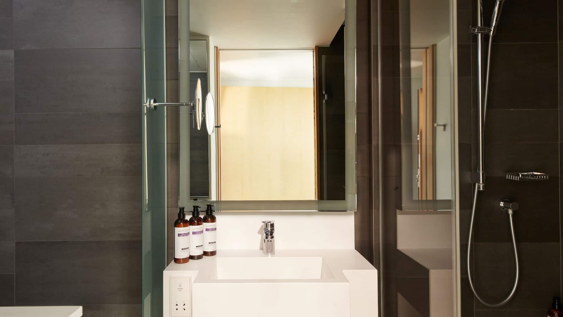 5 de 5 Hyatt Regency Paris Étoile Room Bathroom