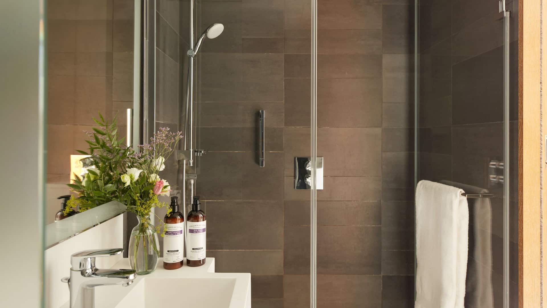 5 de 6 Hyatt Regency Paris Étoile Suite Bathroom Focus