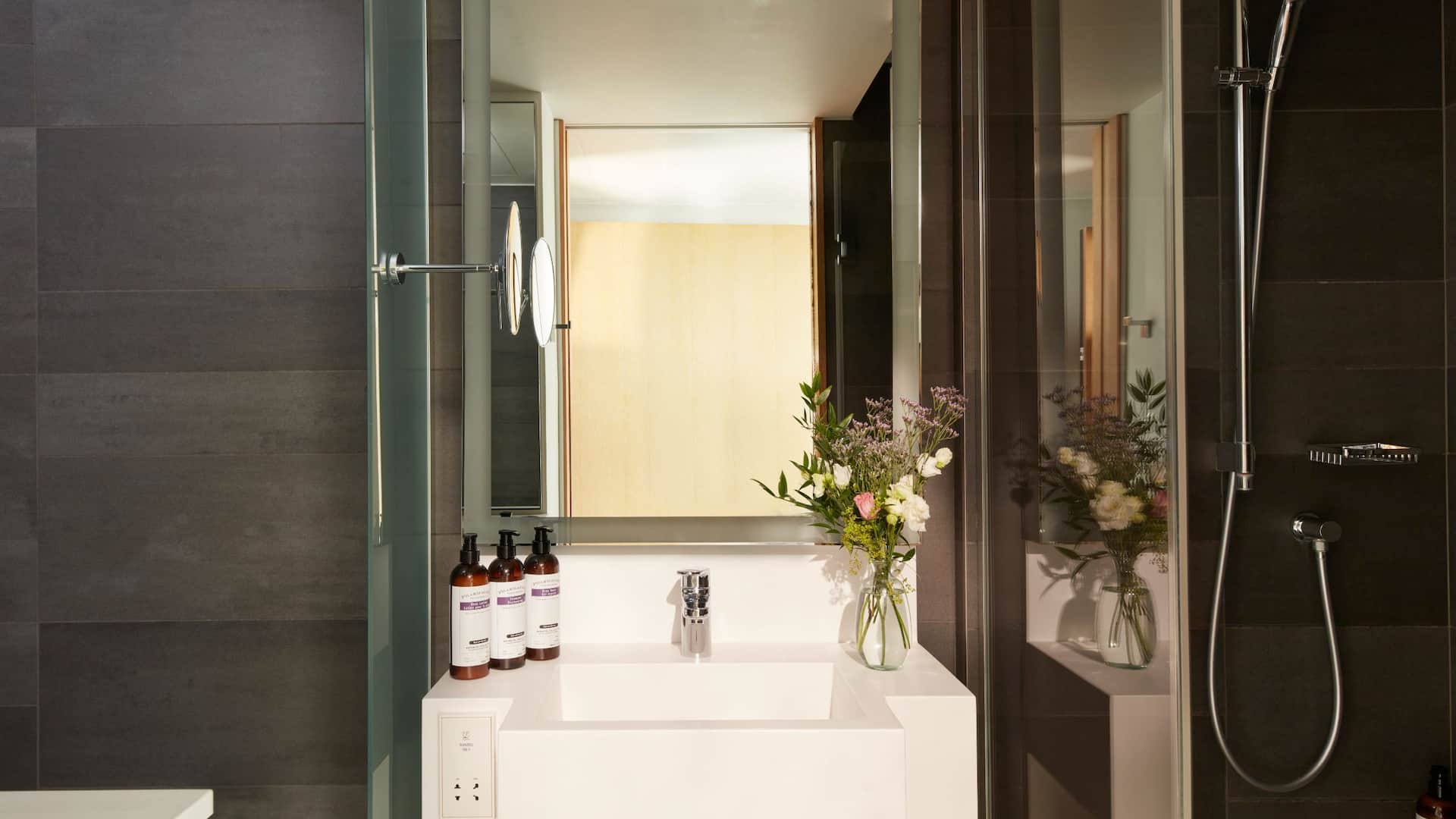 6 de 6 Hyatt Regency Paris Étoile Suite Bathroom