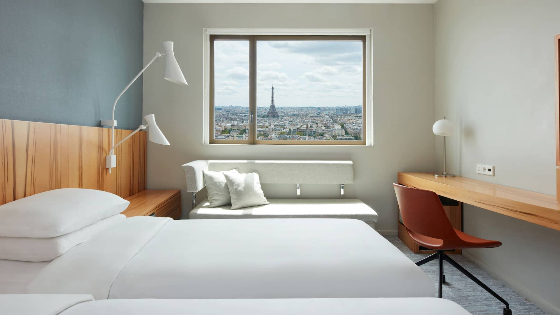4 de 5 Hyatt Regency Paris Étoile Twin Beds Eiffel Tower View Club Access Focus Chair