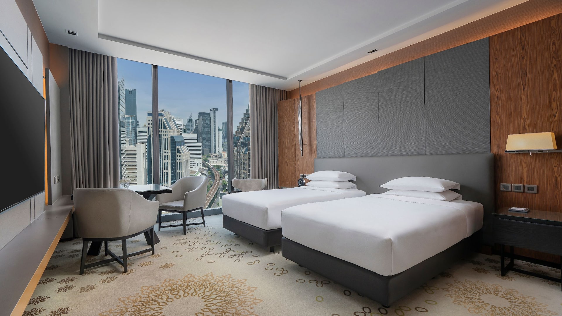 1/2 Hyatt Regency Bangkok Sukhumvit City View Twin Room