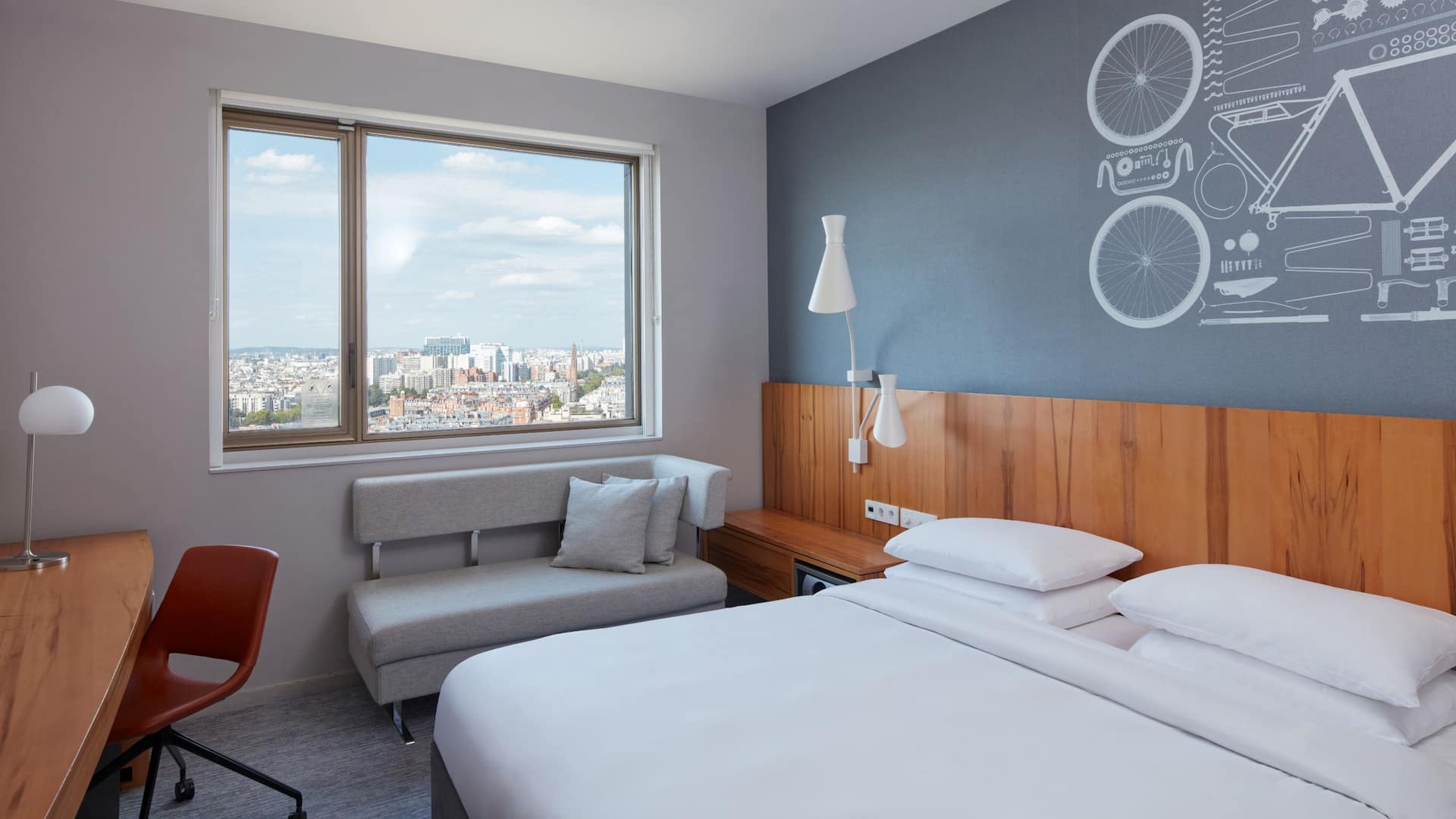 3 de 6 Hyatt Regency Paris Étoile Family Room King Bedroom