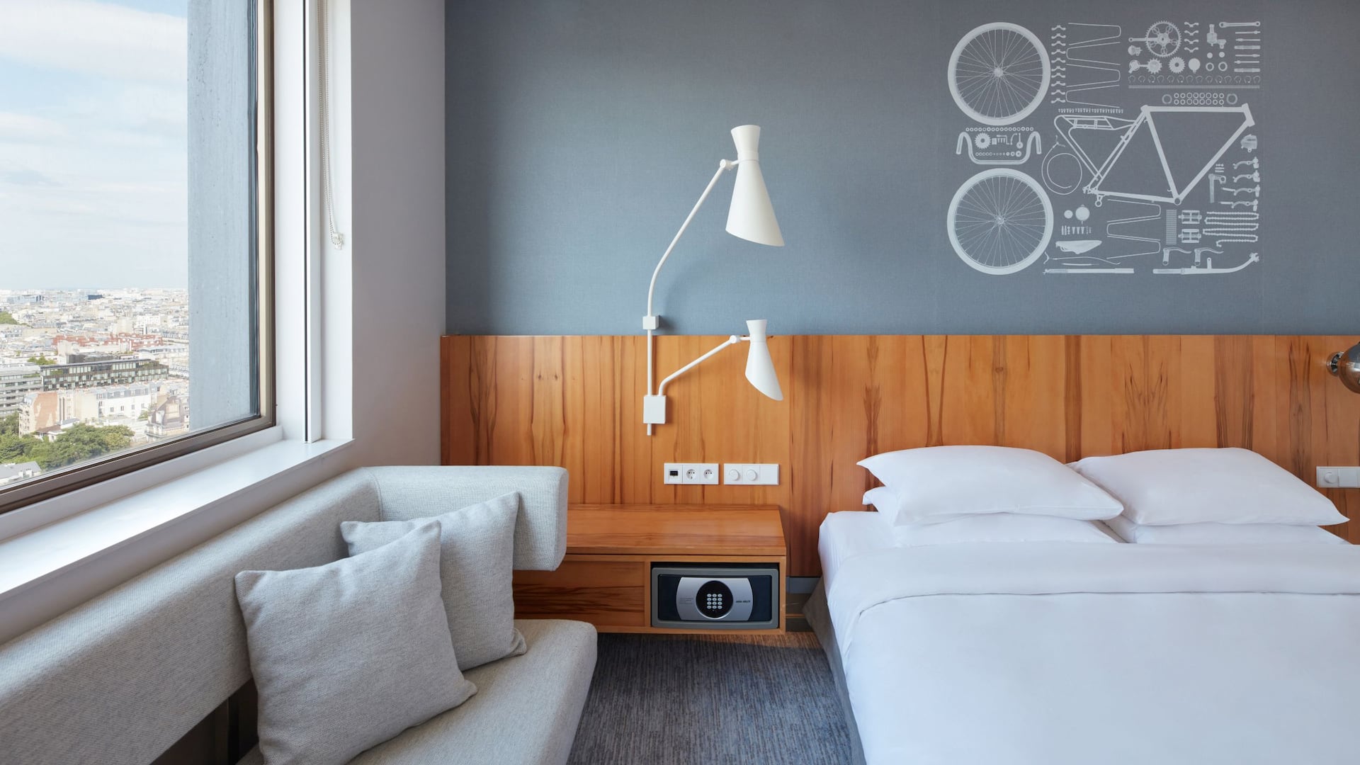 3 de 7 Hyatt Regency Paris Étoile Family Room King Bedroom Focus