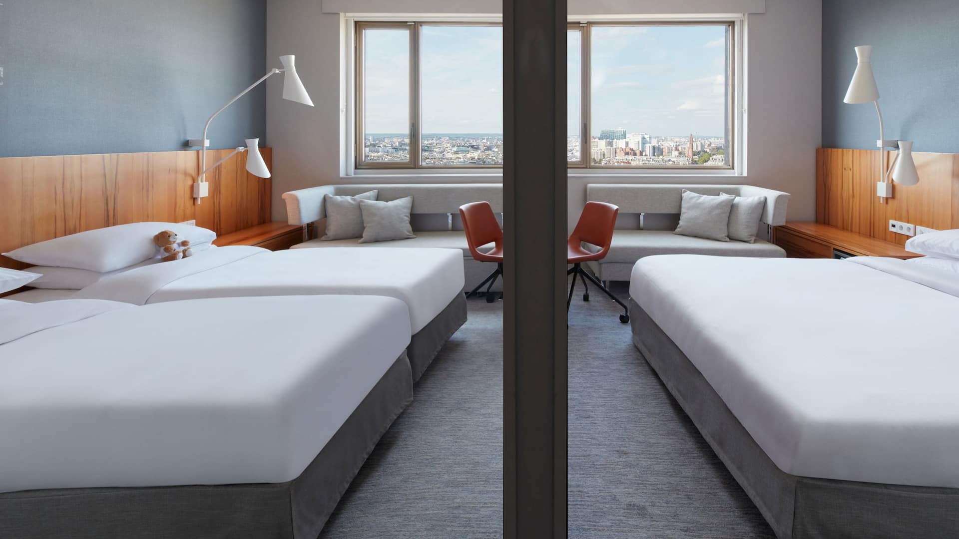 1 de 6 Hyatt Regency Paris Étoile Family Room Overview