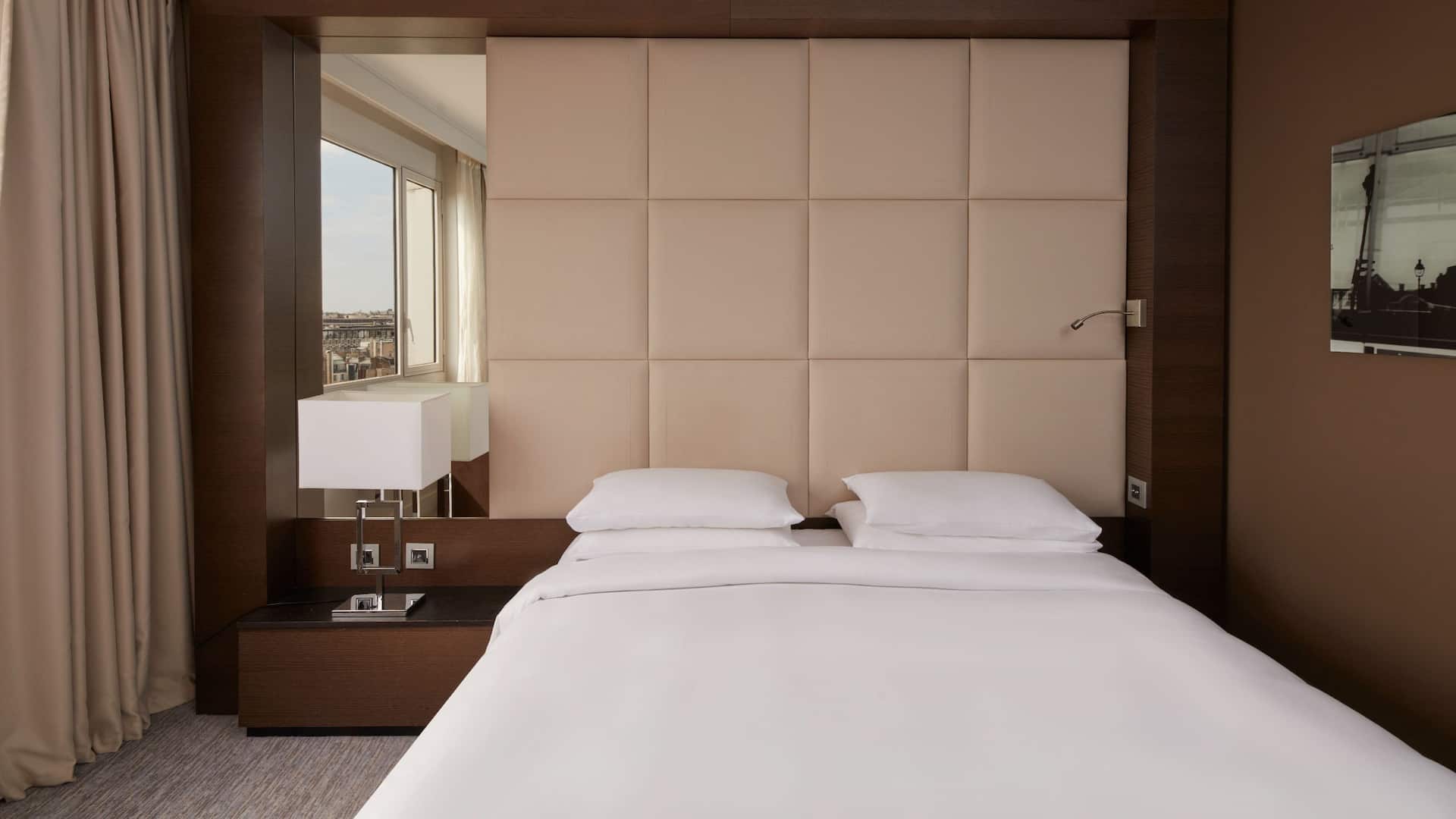 5 de 7 Hyatt Regency Paris Étoile Family Room King Bed
