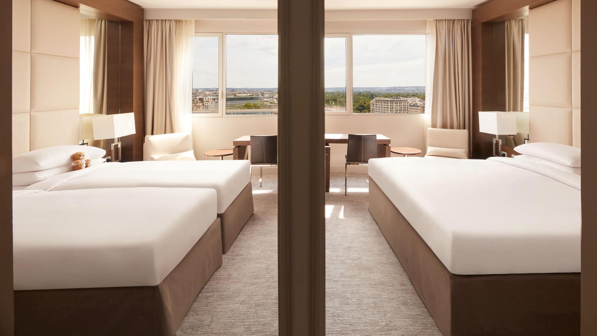 1 de 7 Hyatt Regency Paris Étoile Family Room View