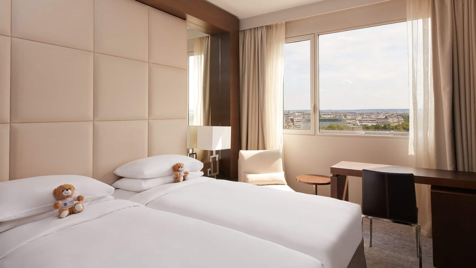 4 de 7 Hyatt Regency Paris Étoile Family Room Twin Beds Layout