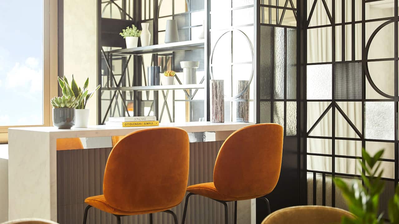 Iconic Suite Table Chairs