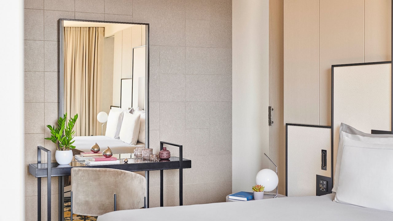 Grand Suite Bed Vanity