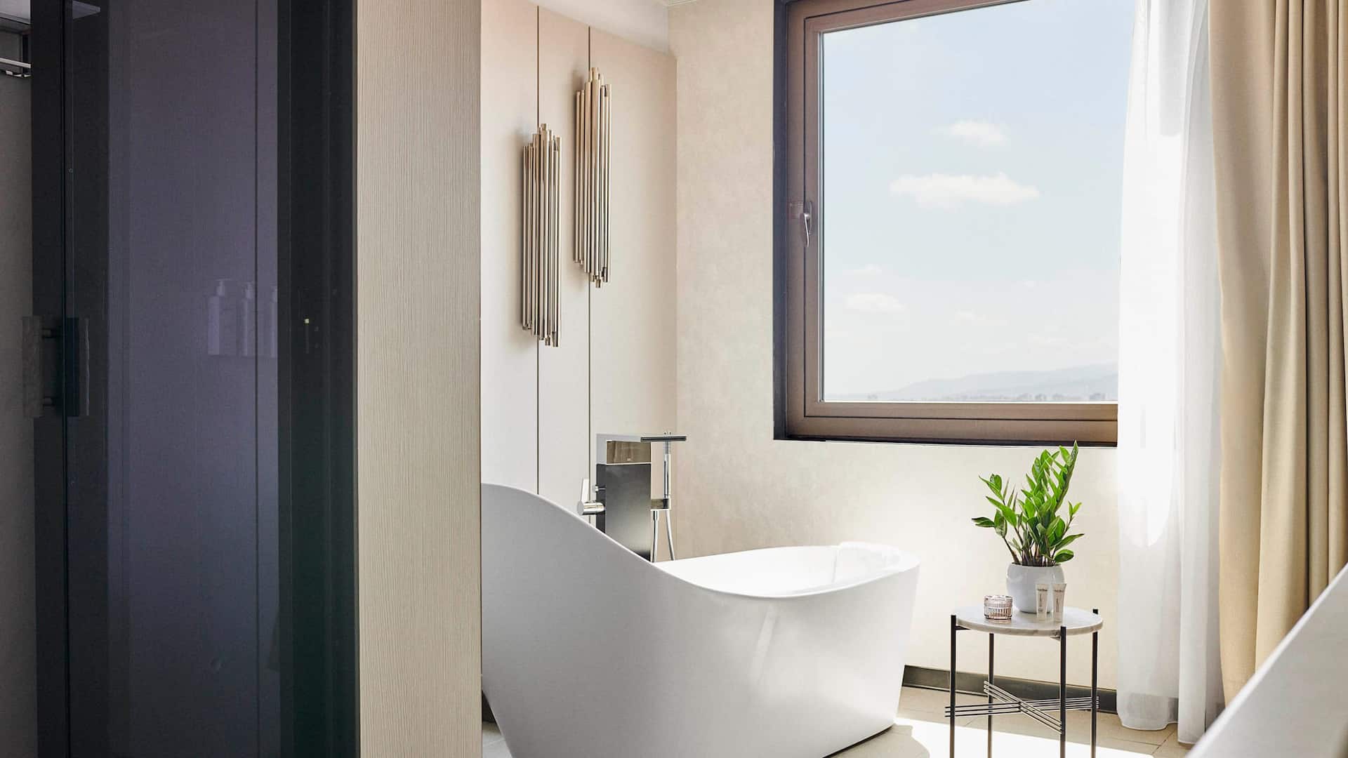 5 из 11 Grand Suite Bathroom
