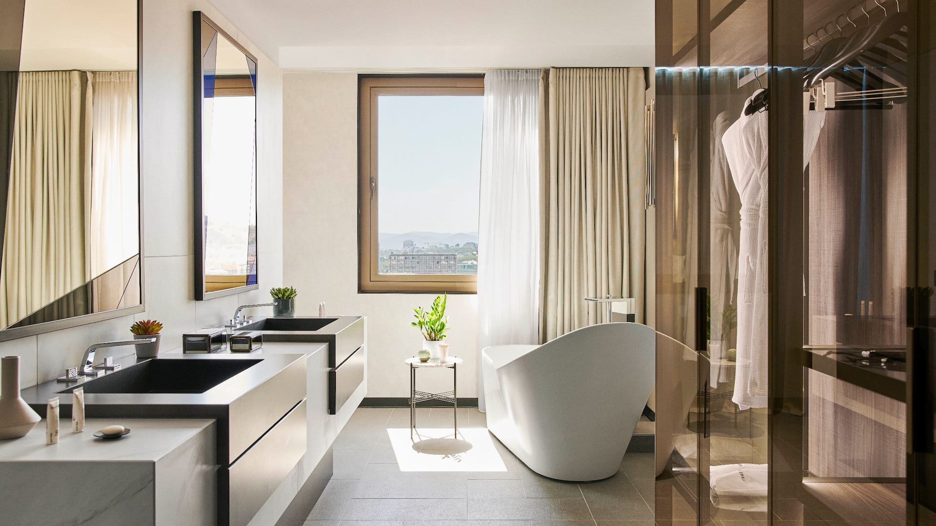 4 из 14 Penthouse Bathroom Wide