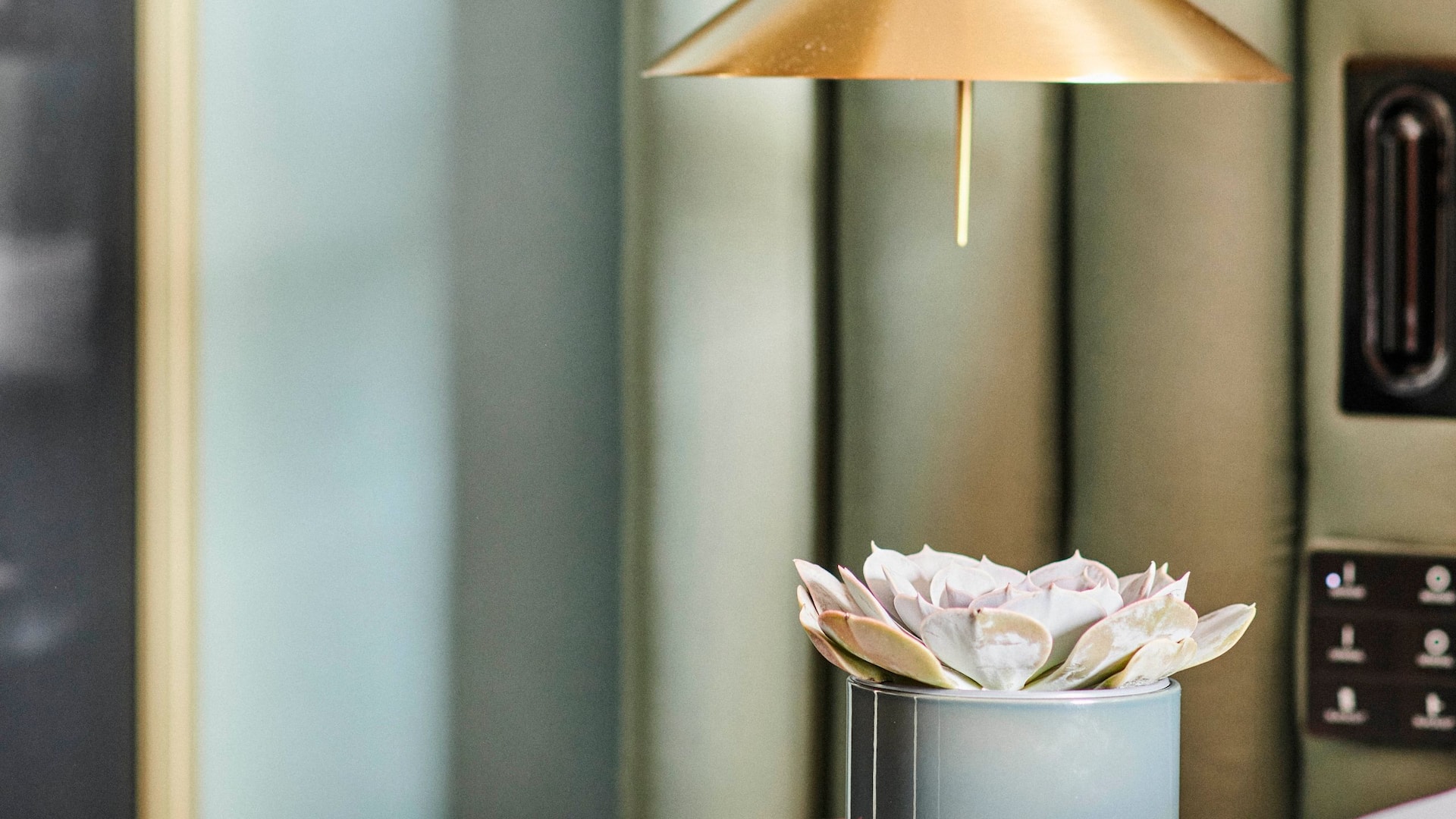 Grand Hyatt Barcelona Premium King Details Nightstand