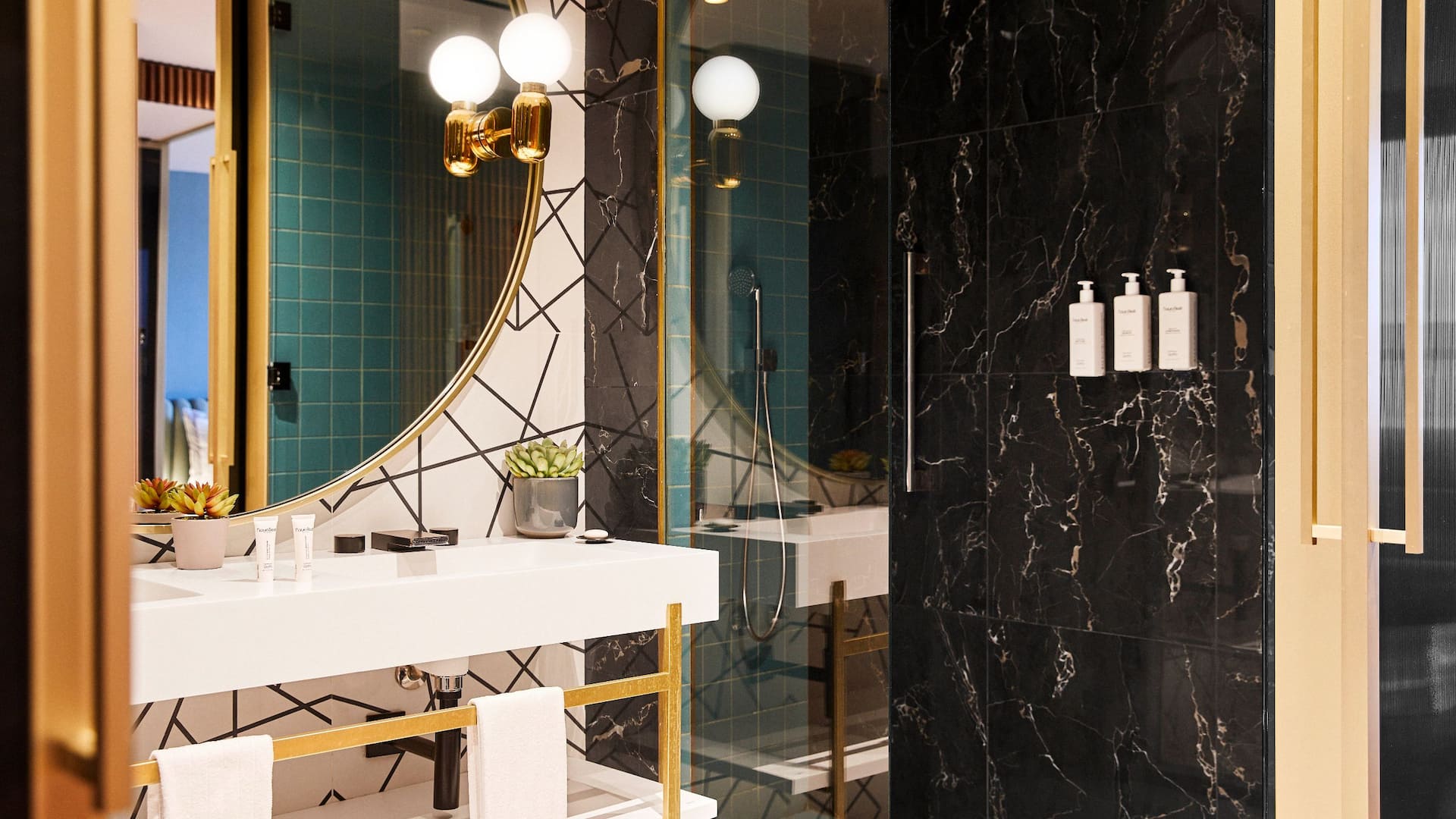 3 из 5 Premium Twin Bathroom