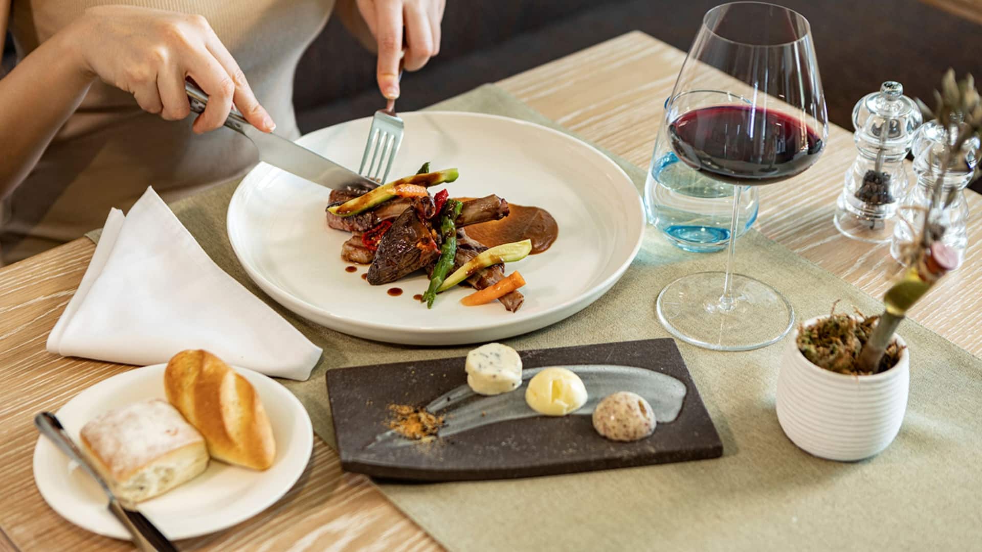 Hyatt Regency İzmir İstinyePark Lunch At The Bay Restaurant