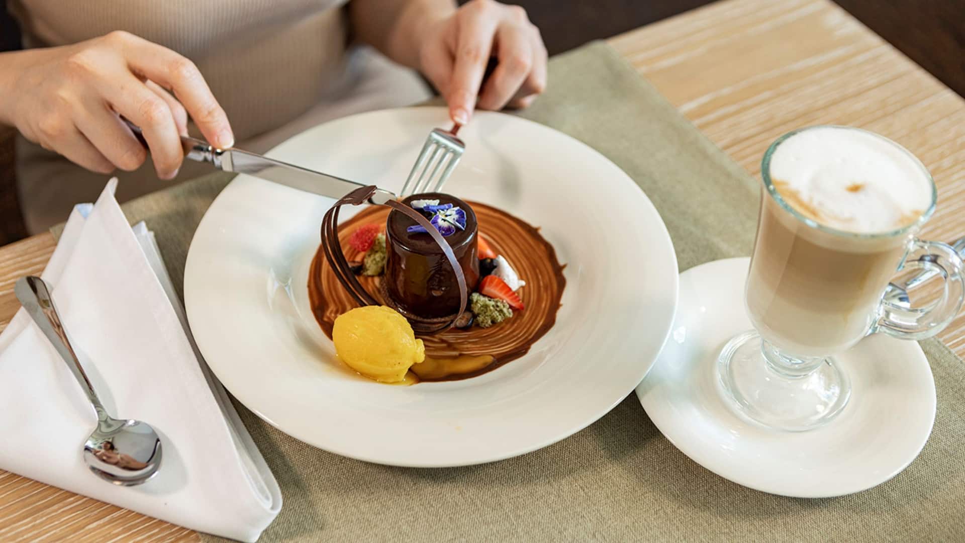 Hyatt Regency İzmir İstinyePark Dessert With Latte