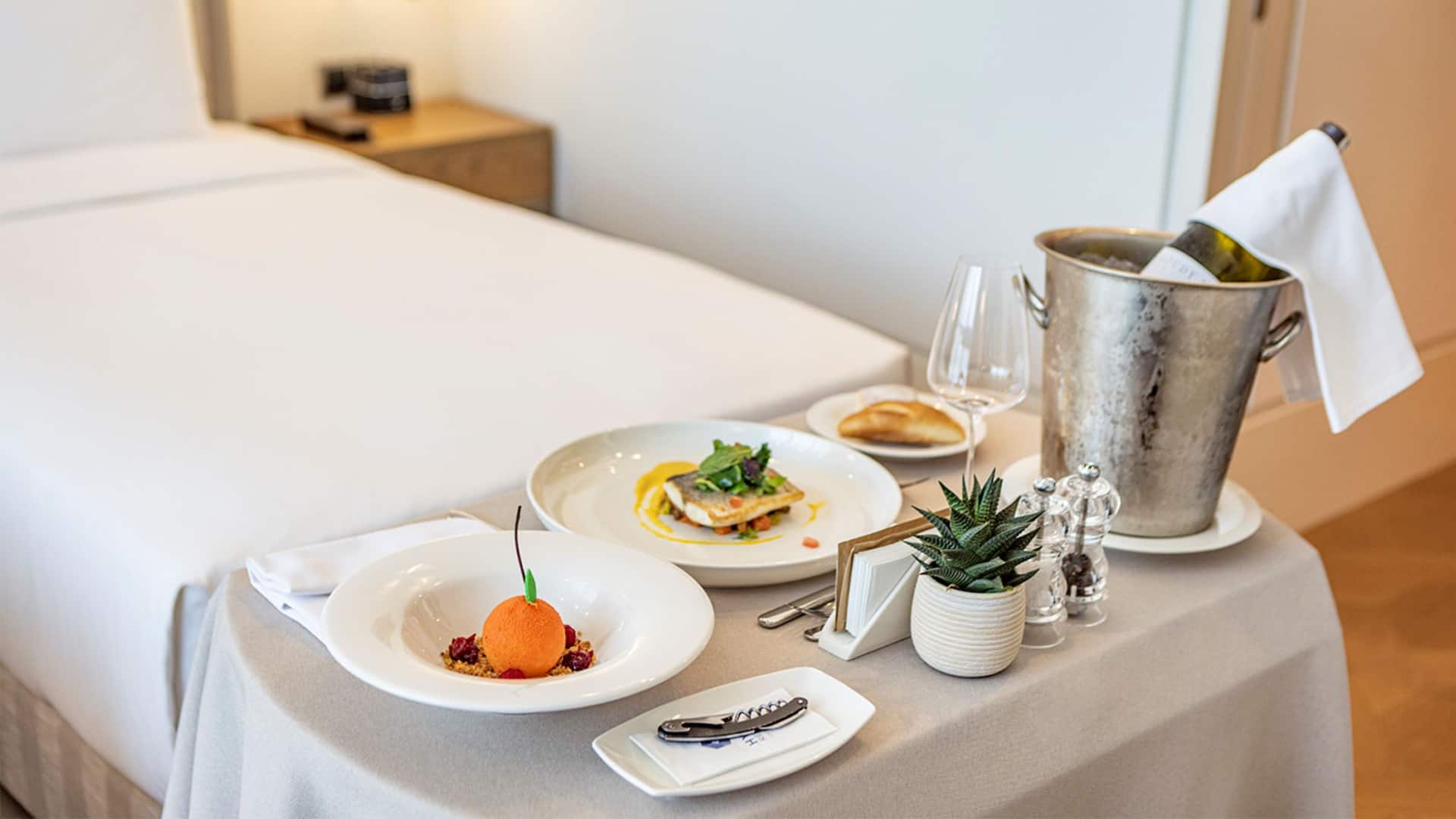 Hyatt Regency İzmir İstinyePark Room Service Trolley At The Room