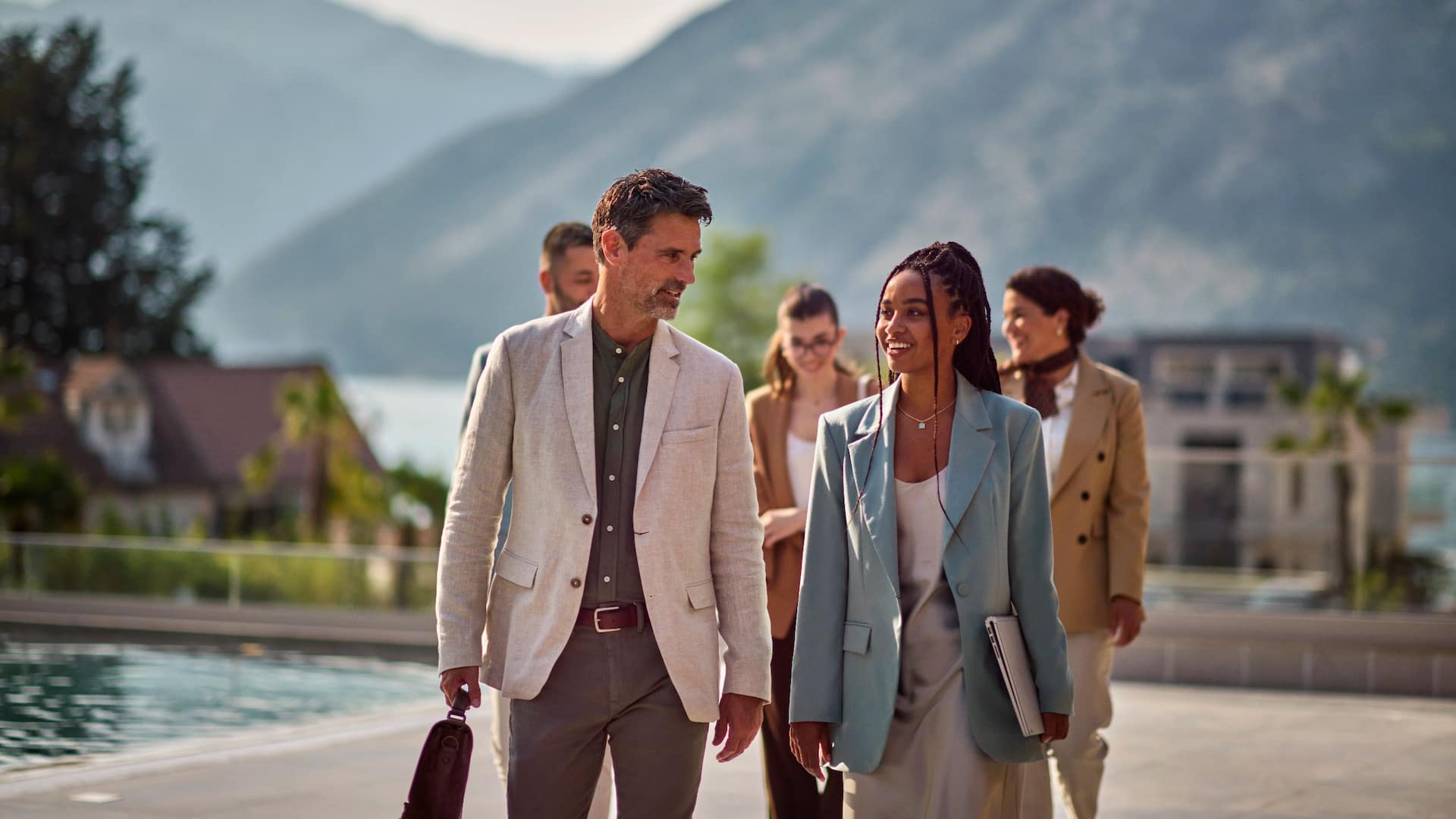 label.xOfY Hyatt Regency HR_P0414 Group Walking Detail