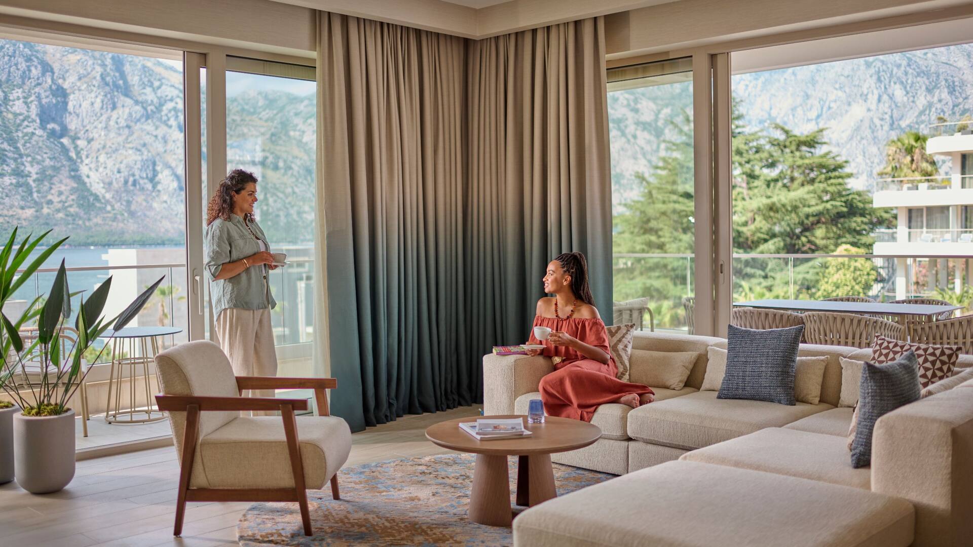 Hyatt Regency HR_P0439 Suite Women Living Room