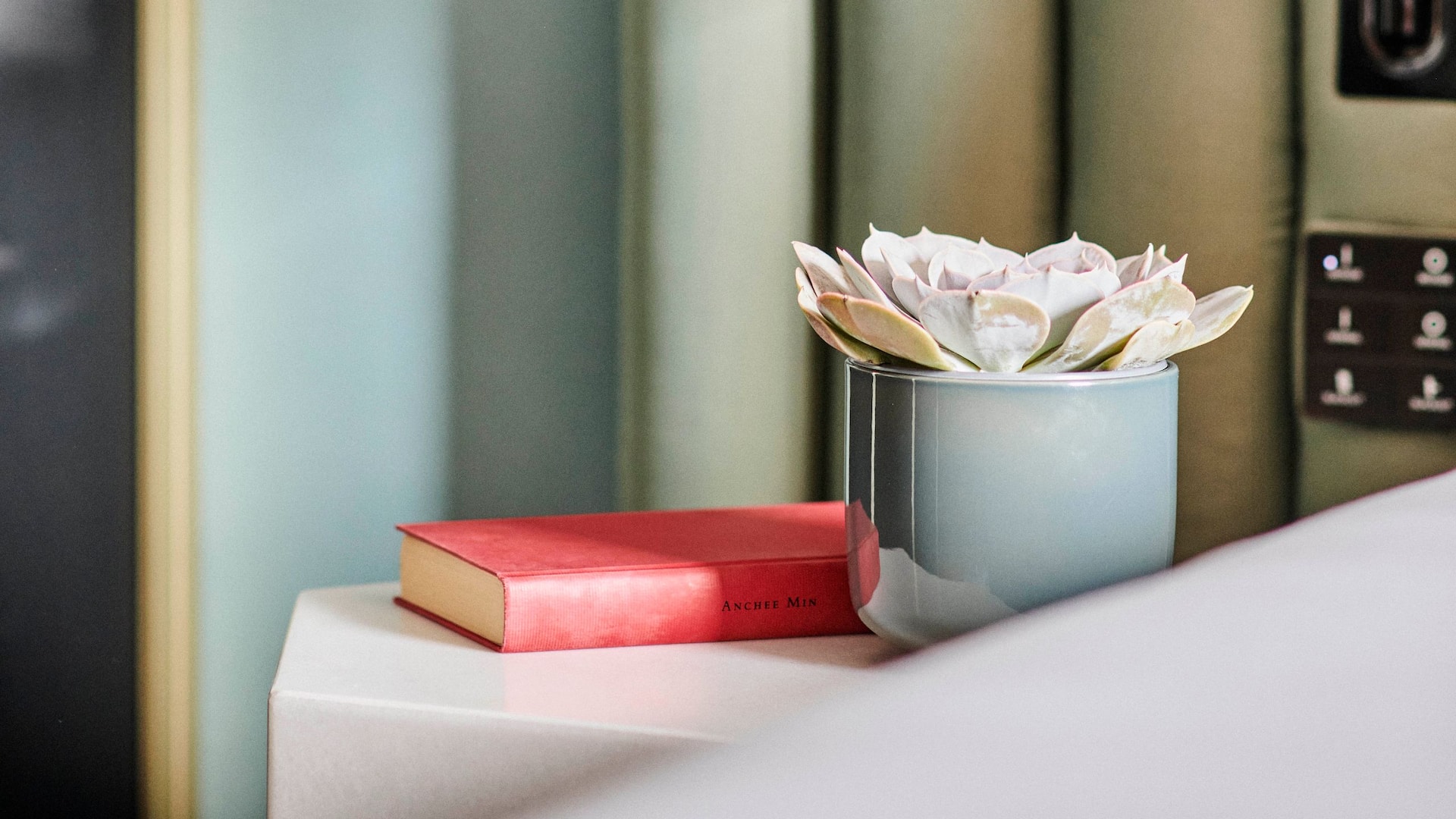 Grand Hyatt Barcelona Premium King Nightstand Details