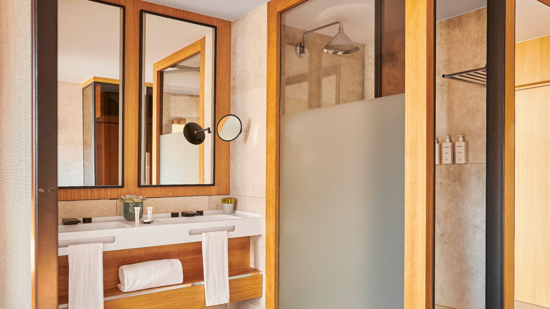 3 из 6 Grand Hyatt Barcelona One King Bed Bathroom