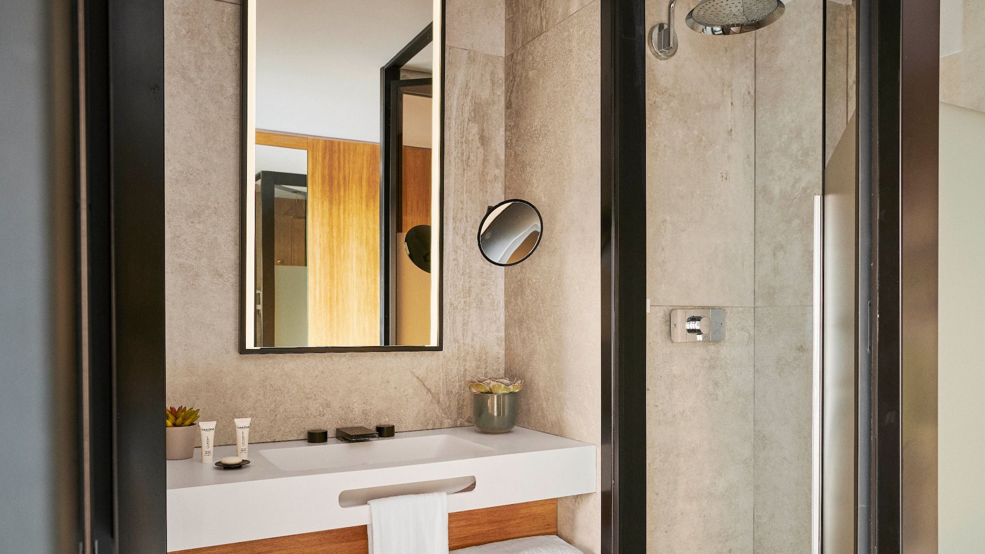 3 из 5 Grand Hyatt Barcelona One Queen Bed Bathroom