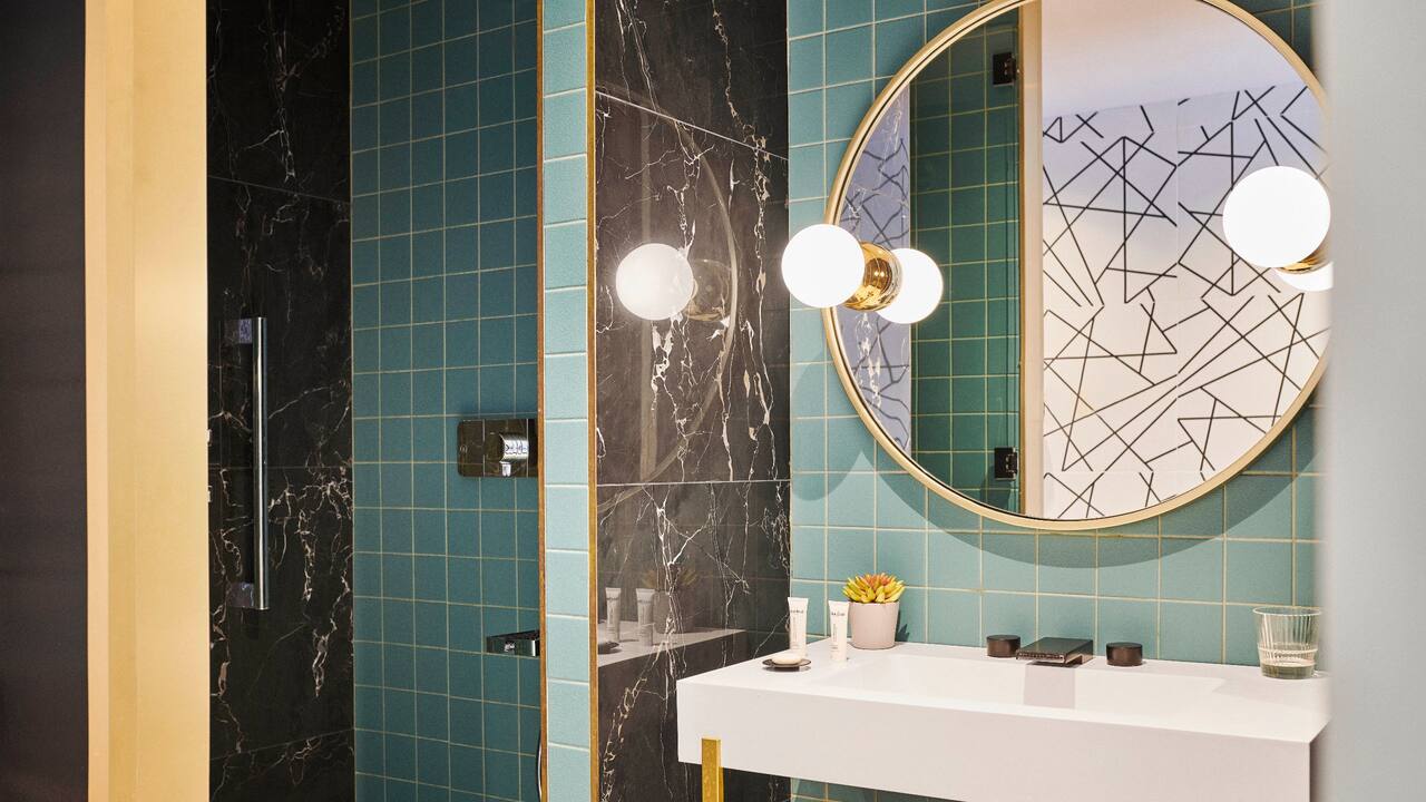 One Queen Bed Bathroom Layout 