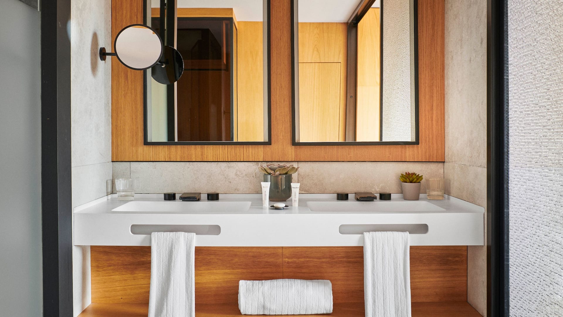 4 из 5 Two Twin Beds Bathroom