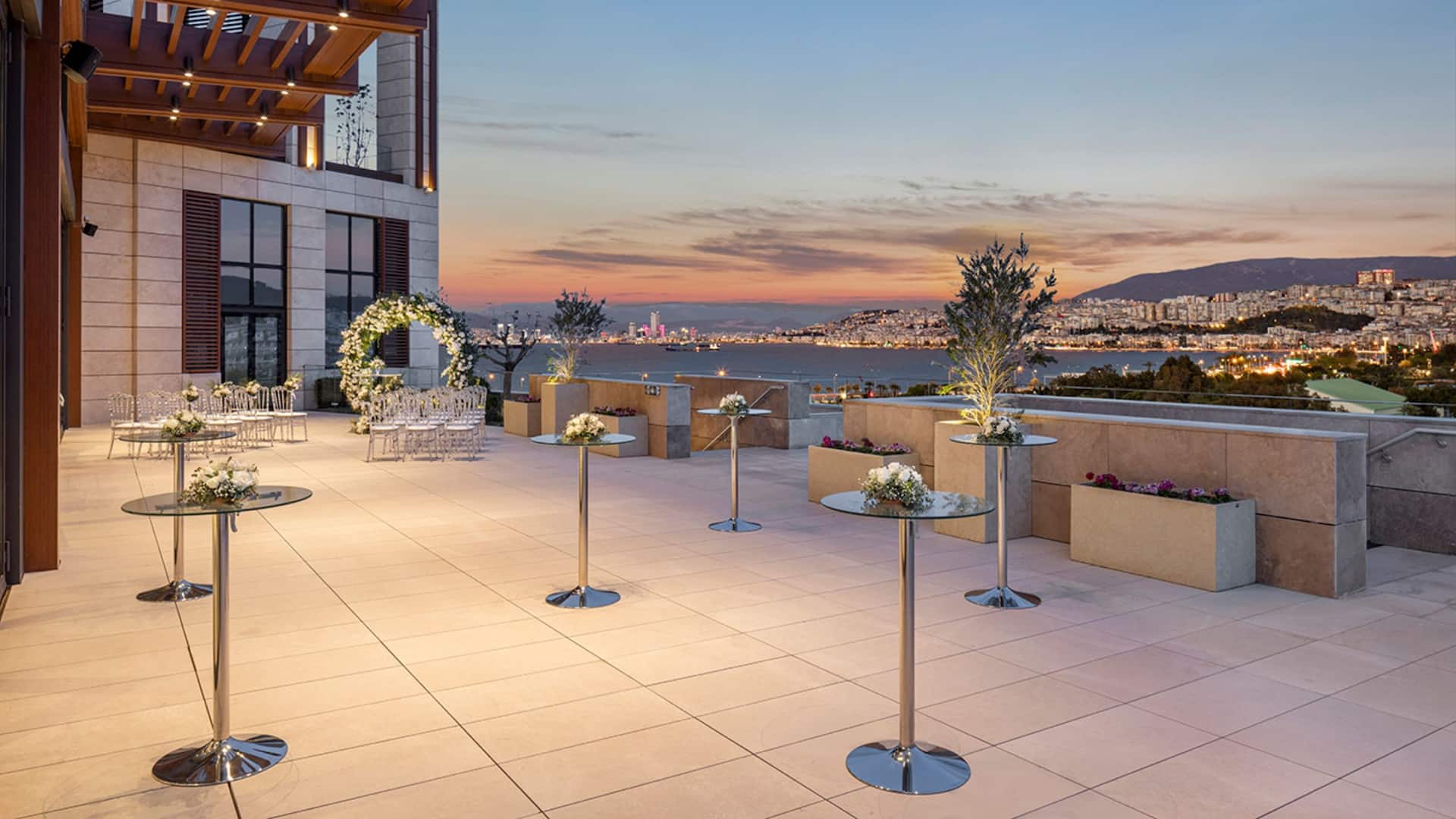 Hyatt Regency İzmir İstinyePark Wedding Cocktail Setup At Terrace
