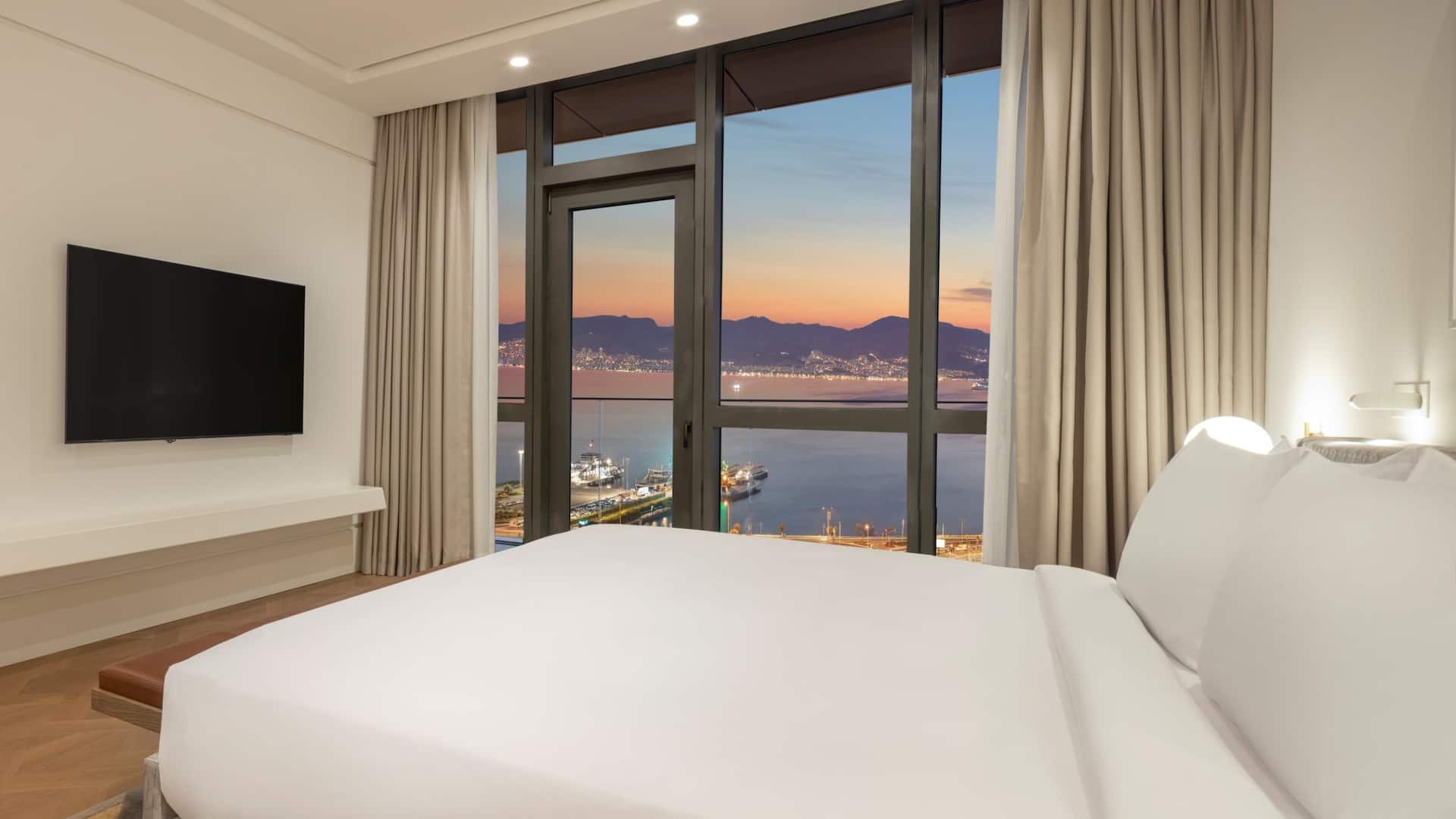 Hyatt Regency İzmir İstinyePark Regency Suite Tv