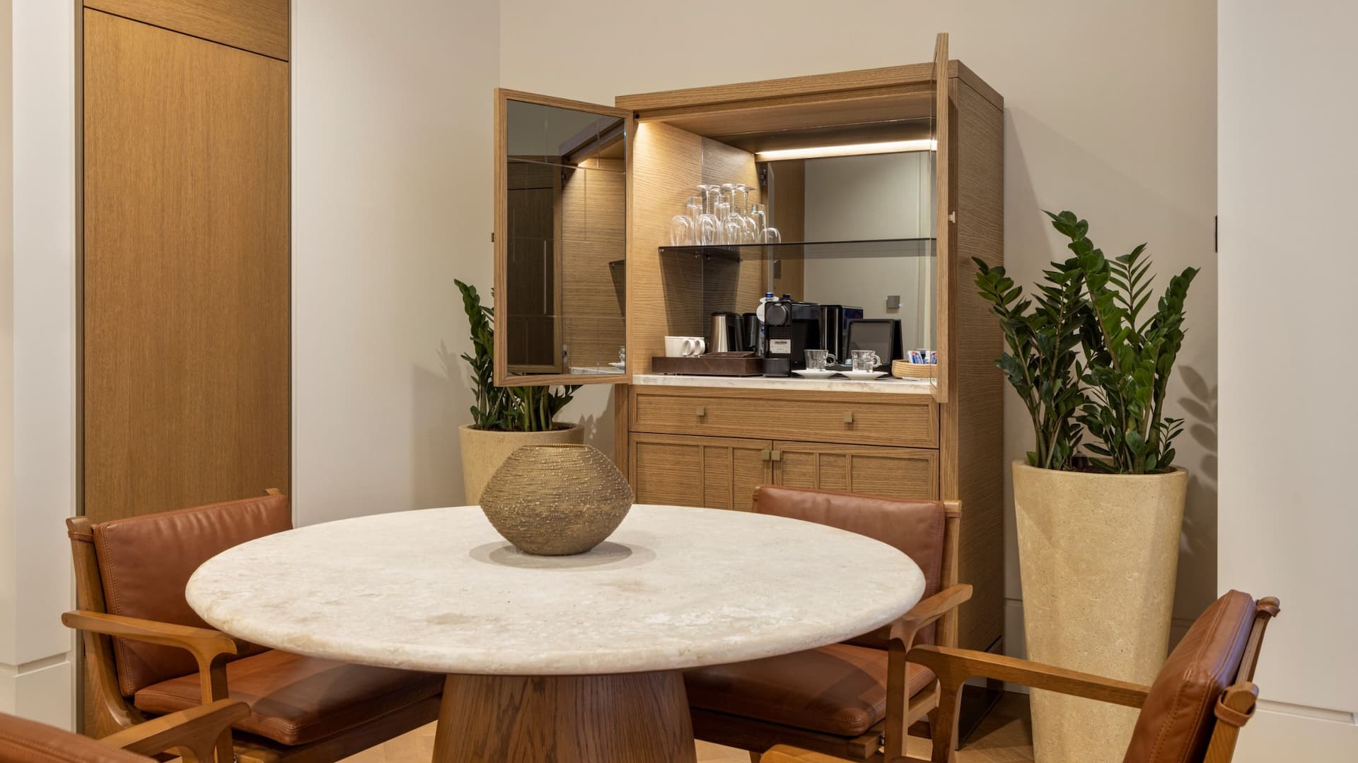 Hyatt Regency İzmir İstinyePark Regency Suite Coffee Station And Table