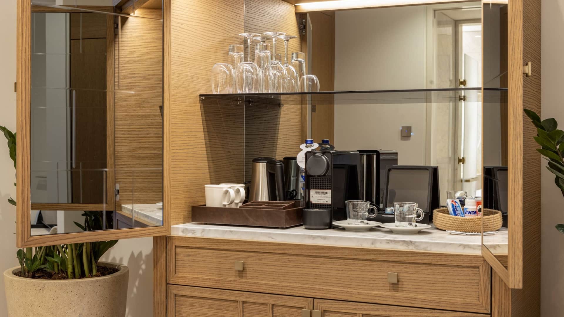 Hyatt Regency İzmir İstinyePark Regency Suite Minibar And Coffee Station
