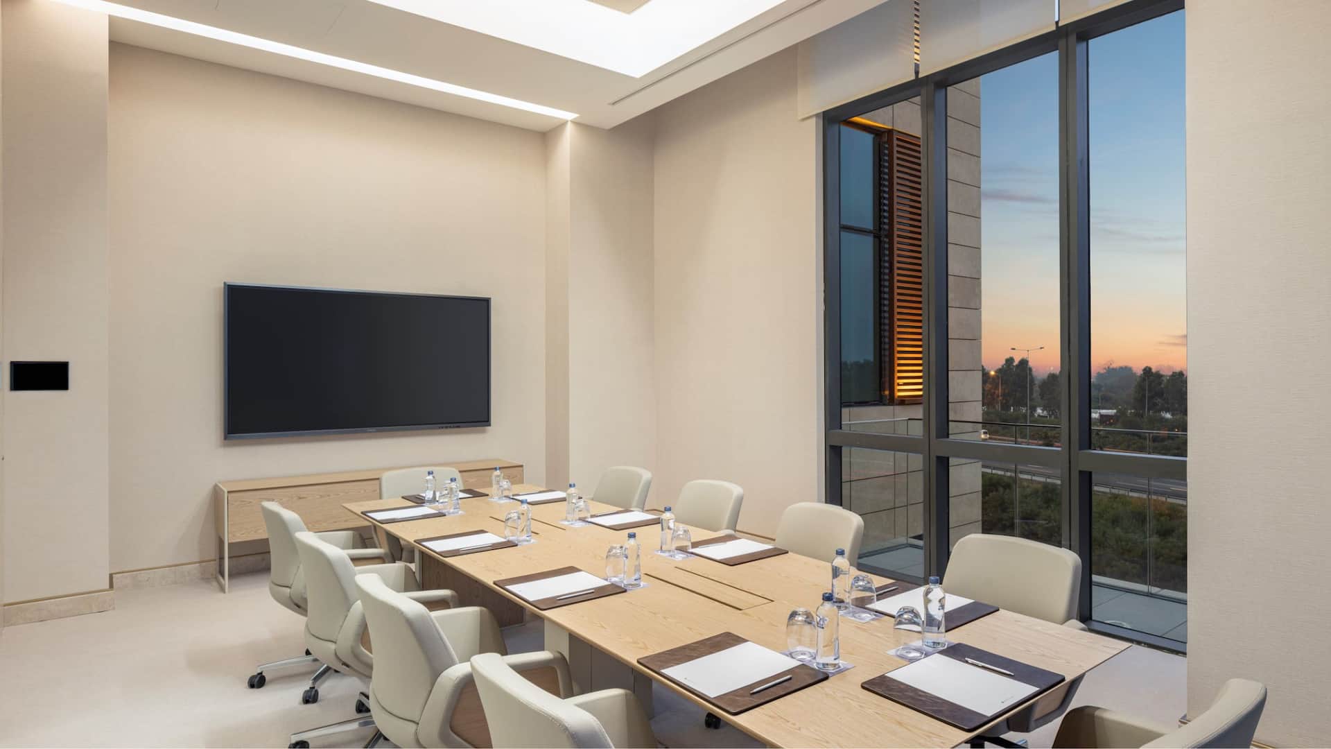 Hyatt Regency İzmir İstinyePark Executive Meeting Room With Digital Screen