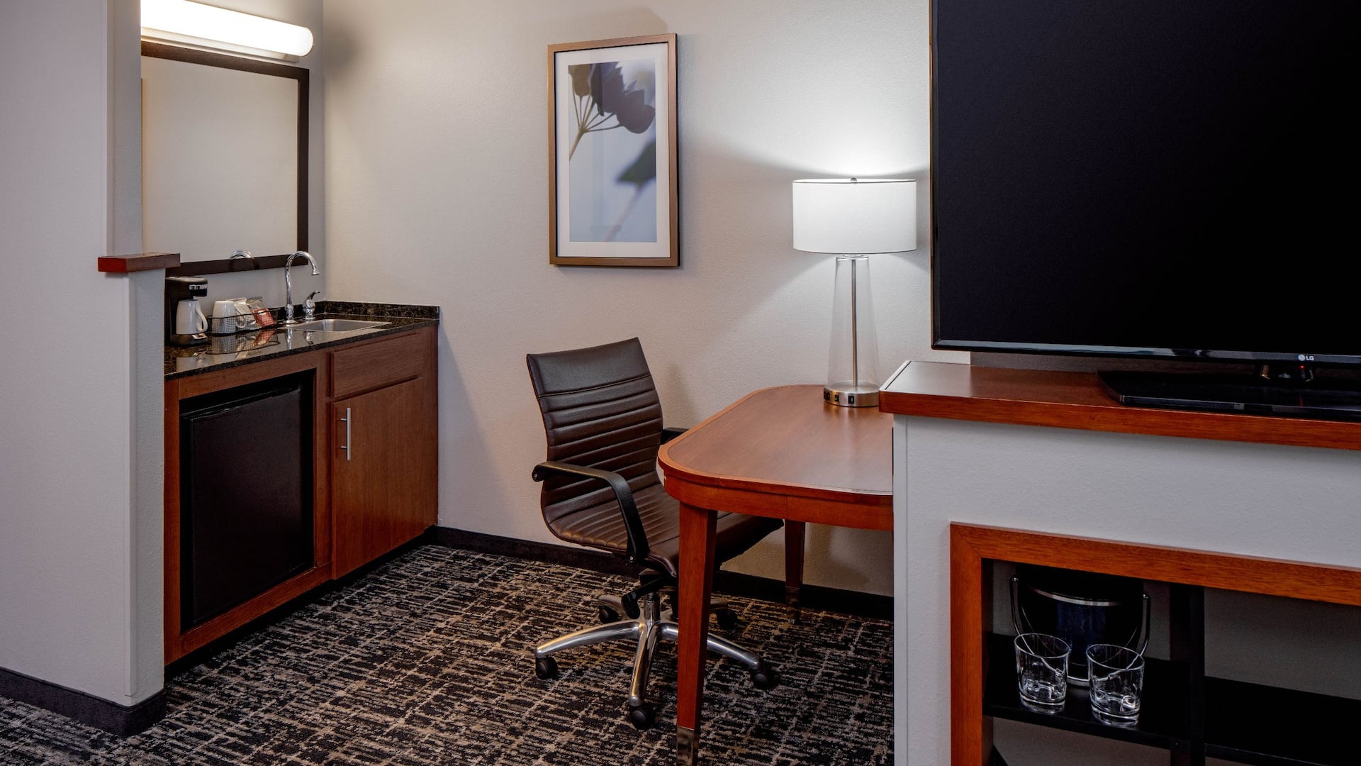 3 de 5 Hyatt Place Desk