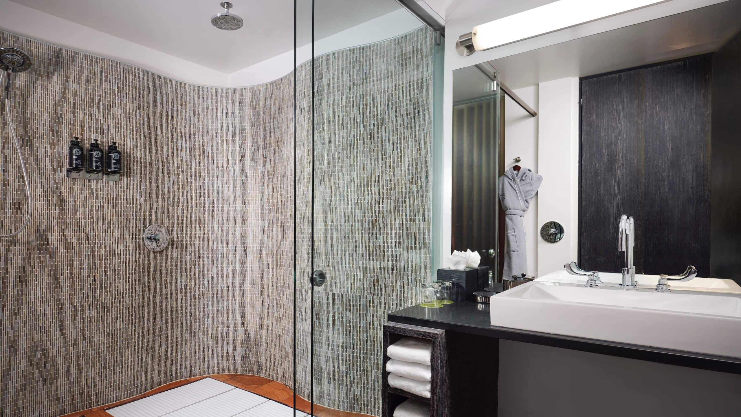 4 von 4 Hyatt Union Square New York Sanctuary Suite Bathroom