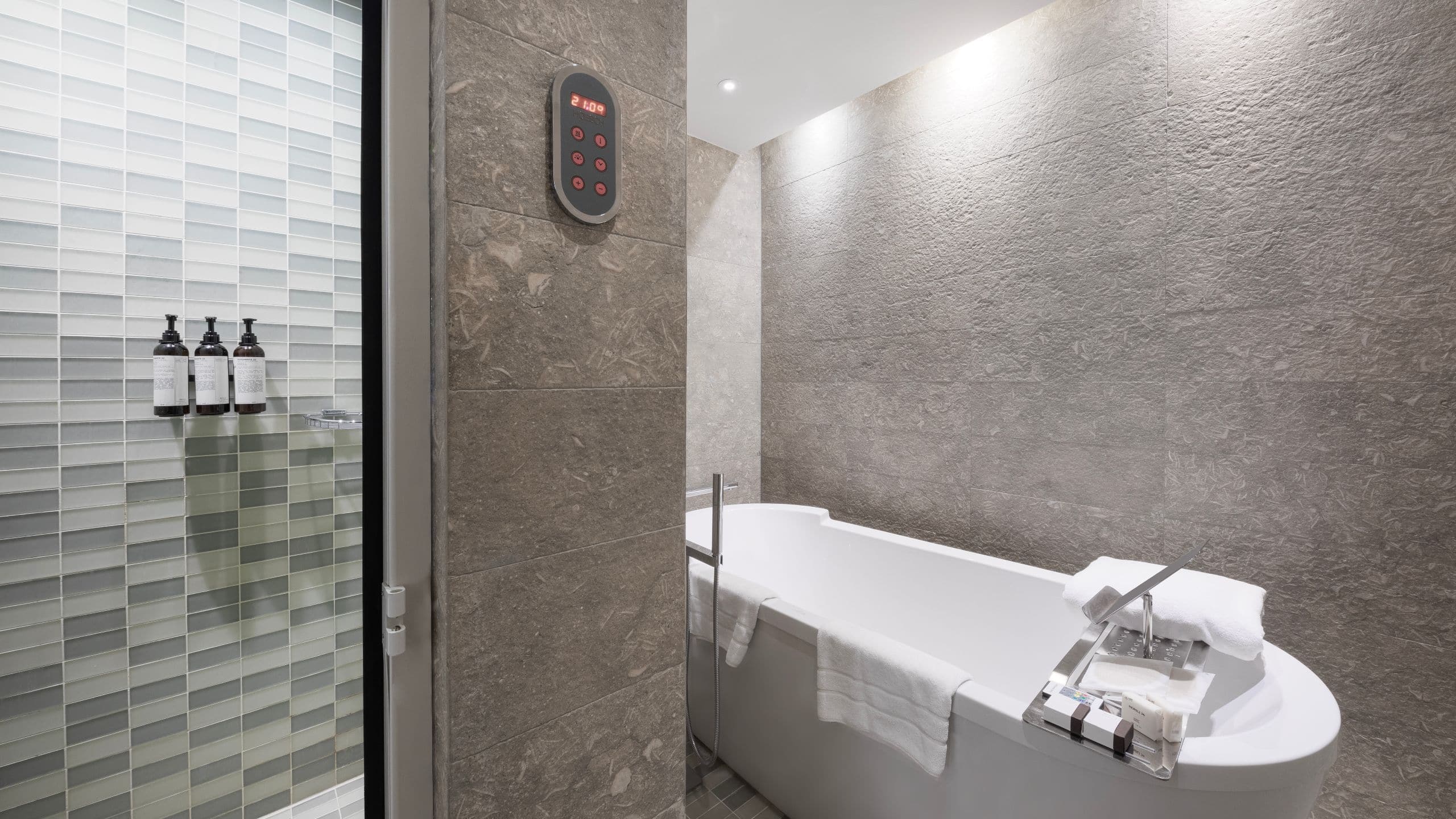 4 de 5 Park Hyatt Istanbul - Macka Palas Deluxe Twin Bathroom Bathtub