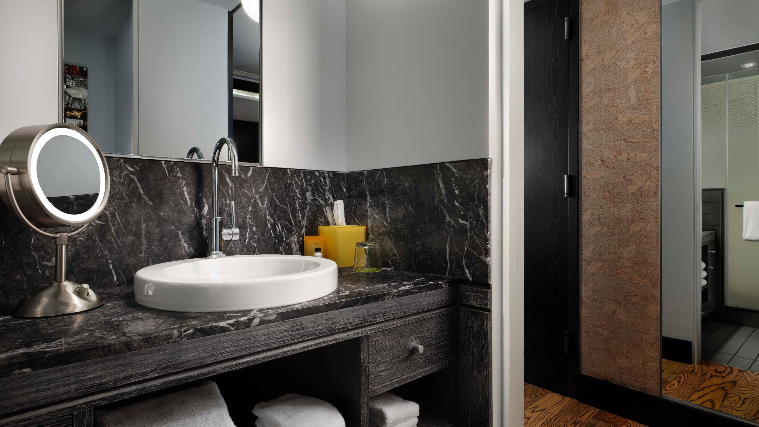 3 von 5 Hyatt Union Square New York Bathroom Sink Detail