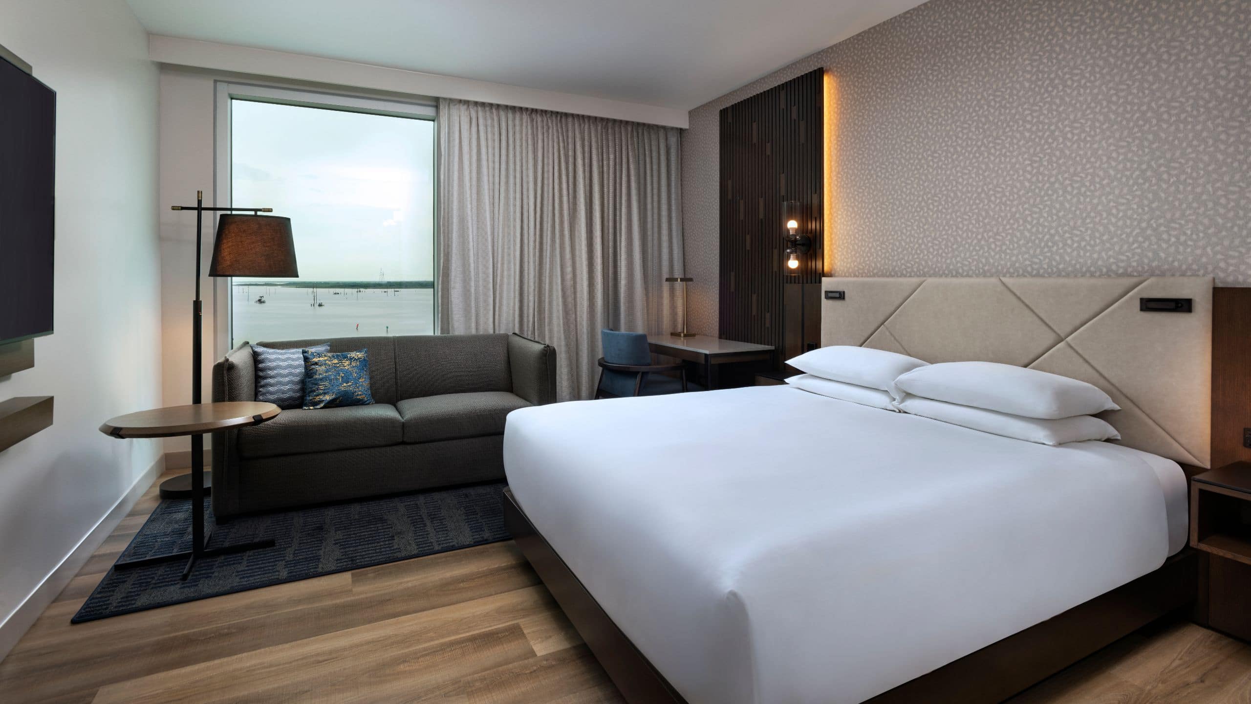 Hyatt Regency Baytown – Houston King Bed Water View