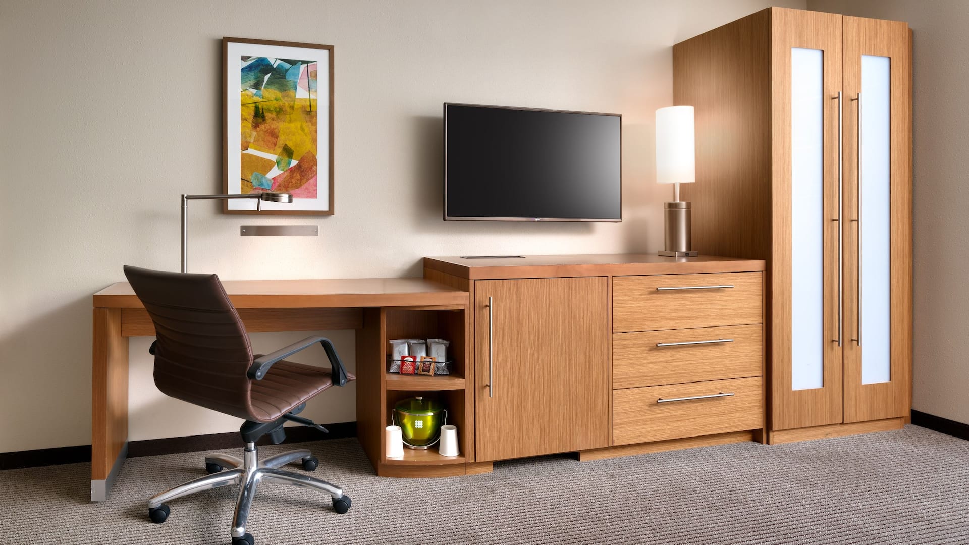 2 de 5 Hyatt Place Provo Desk Area Television